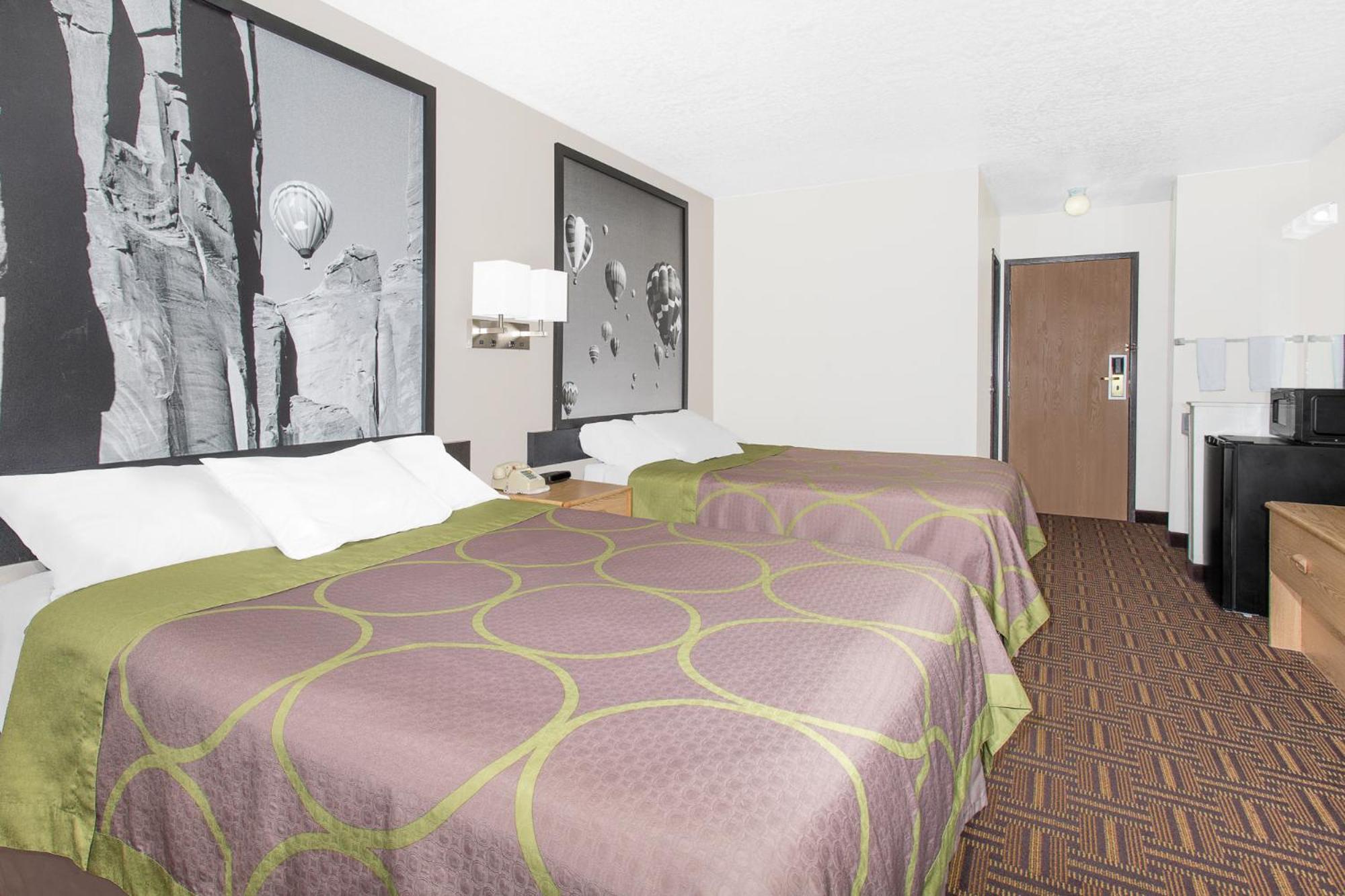 Queen Room with Two Queen Beds - Non-Smoking - Photo 4