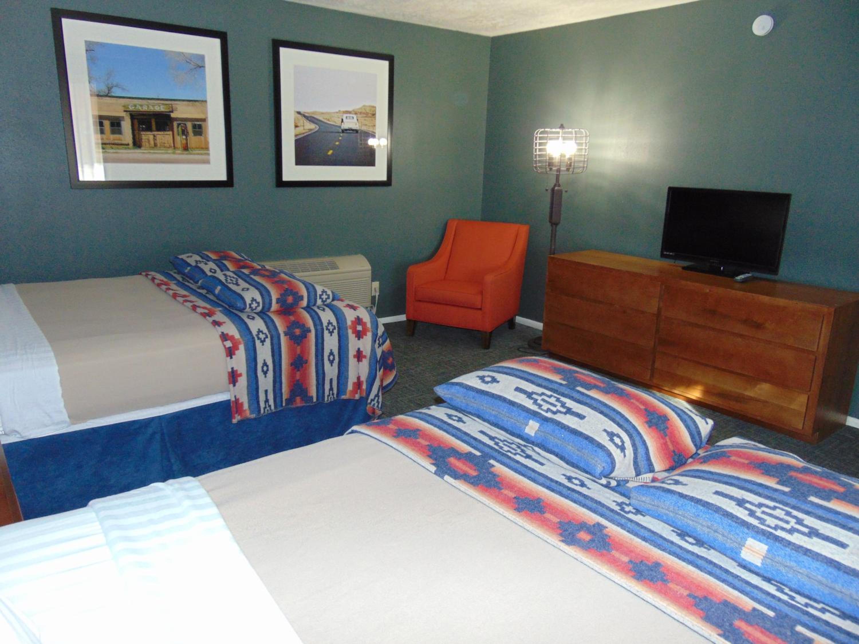 Queen Room with Two Queen Beds - Photo 4