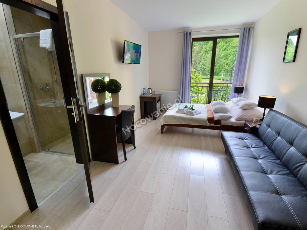 Deluxe Double Room with Balcony - Photo 9
