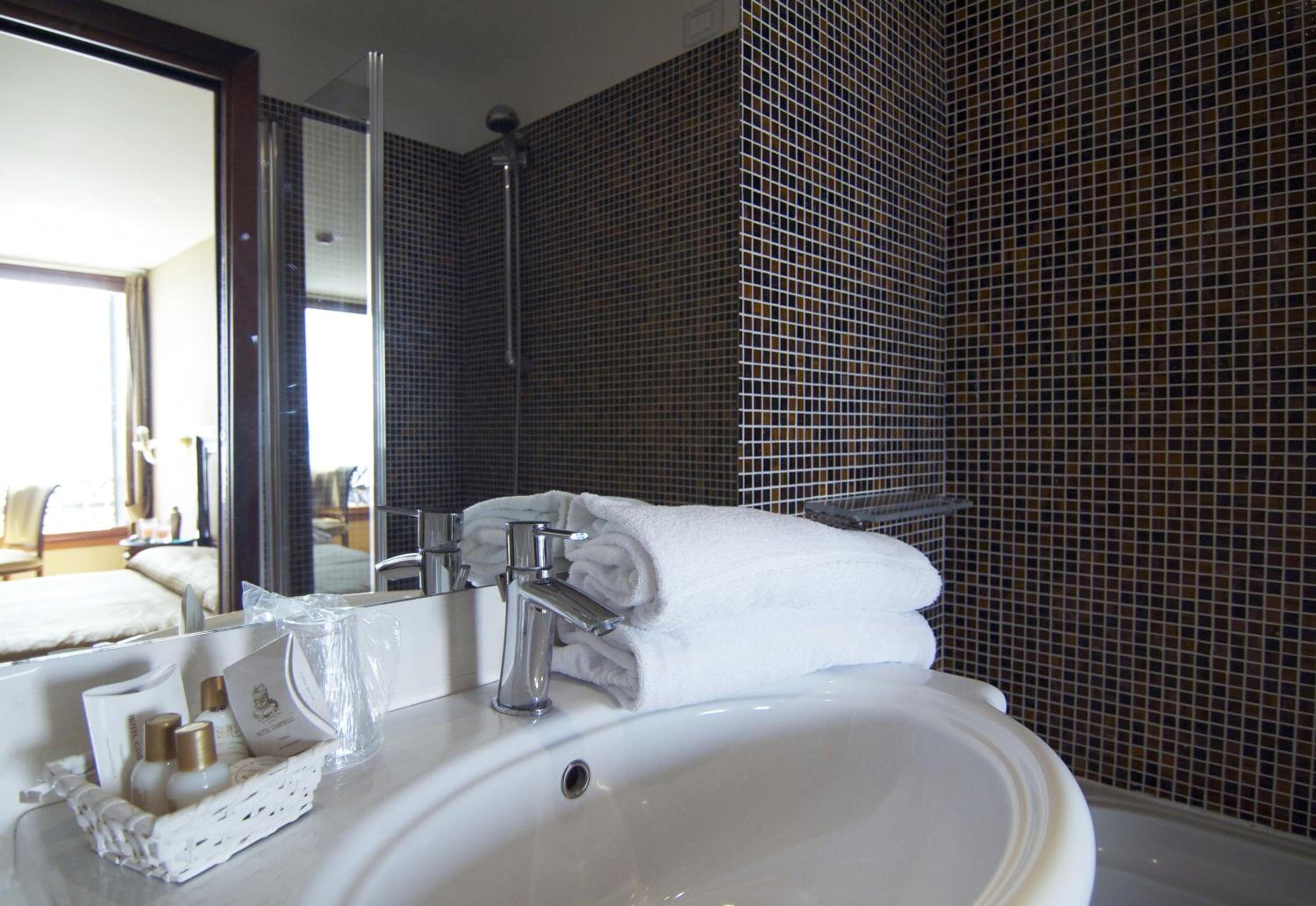 Superior Double Room thumbnail 5