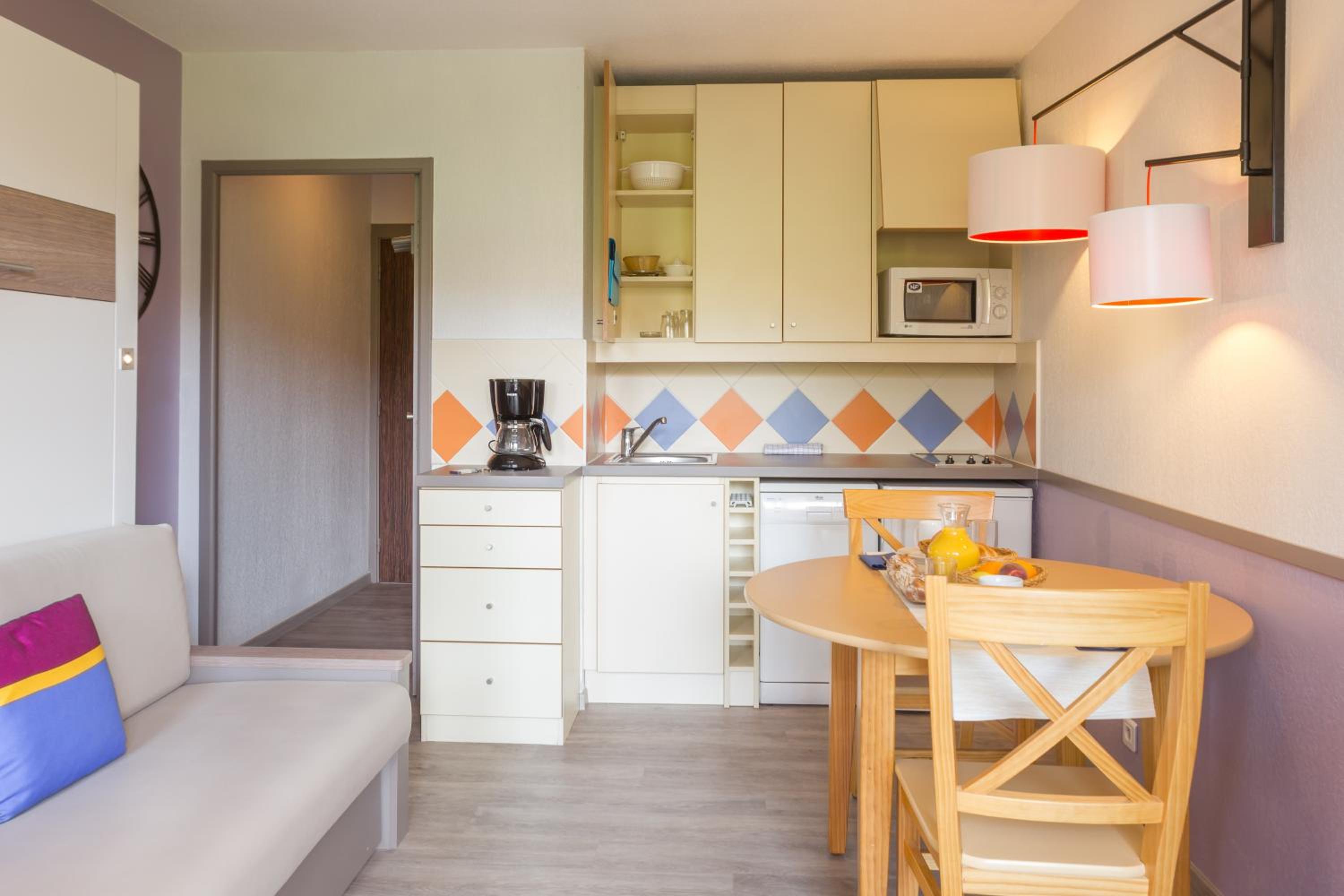 Superior Studio with Air Conditioning and Balcony (2 people) - Photo 5