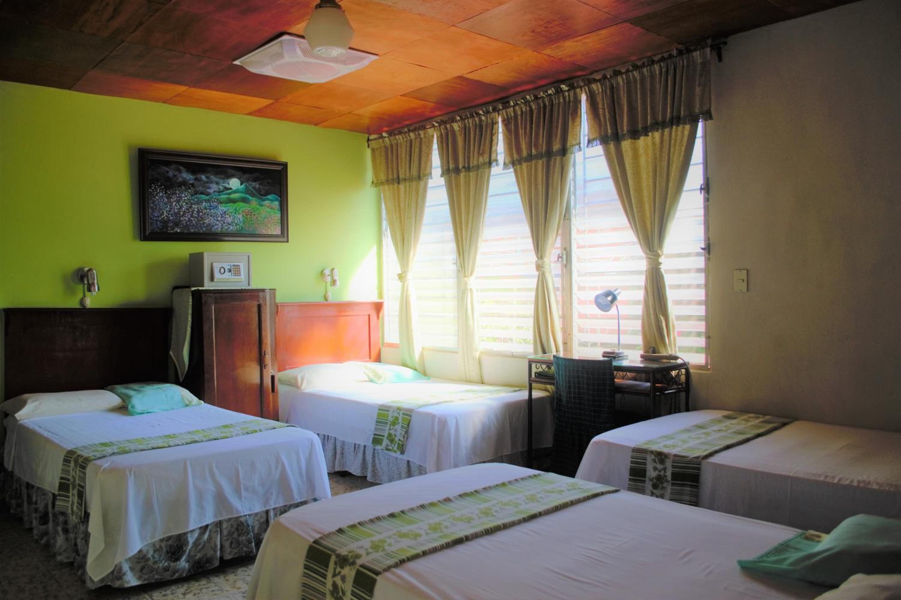 Quadruple Room with Shared Bathroom photo 2