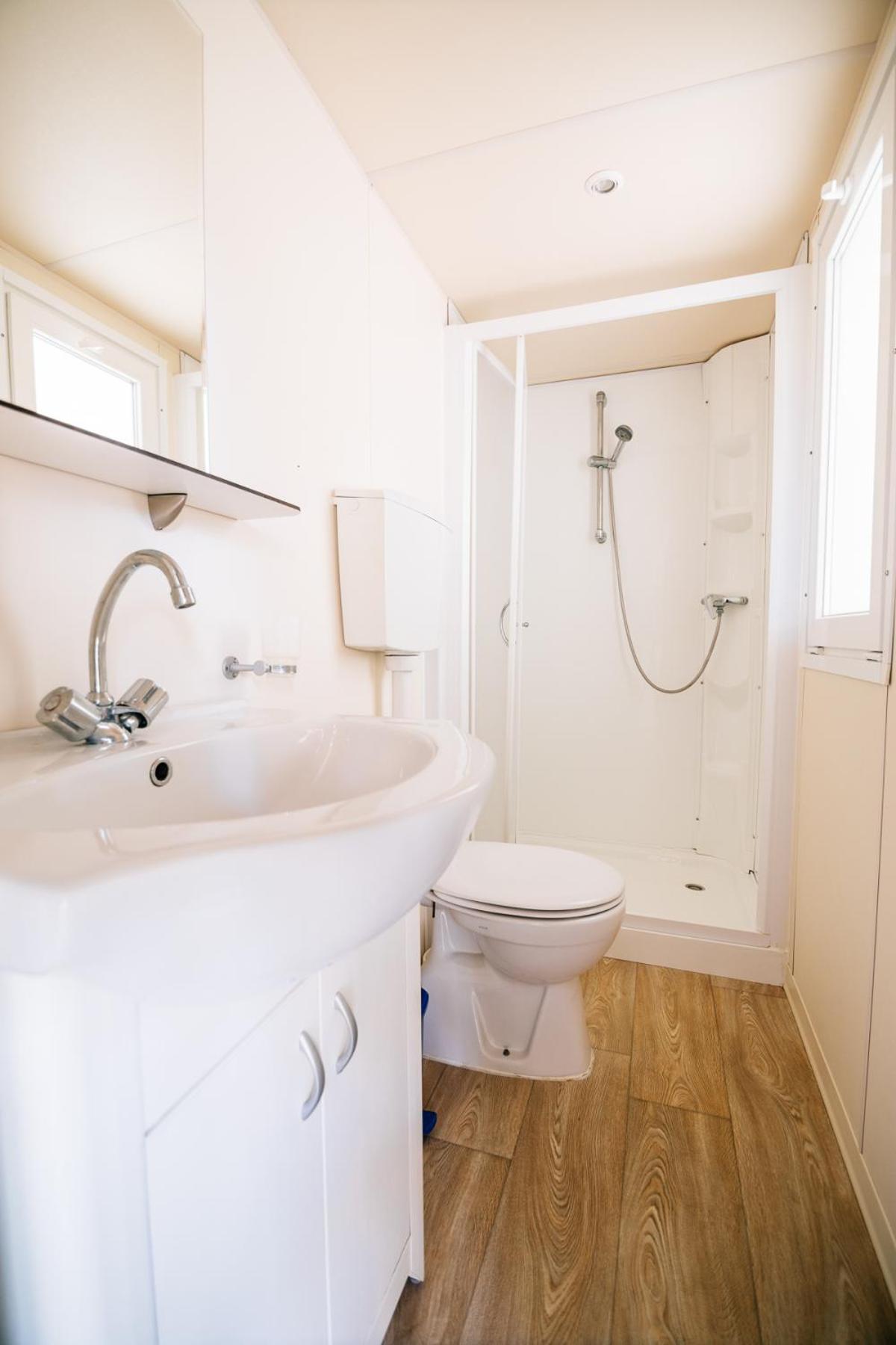 Mobile Home (4 Adults) with beach access - Photo 8