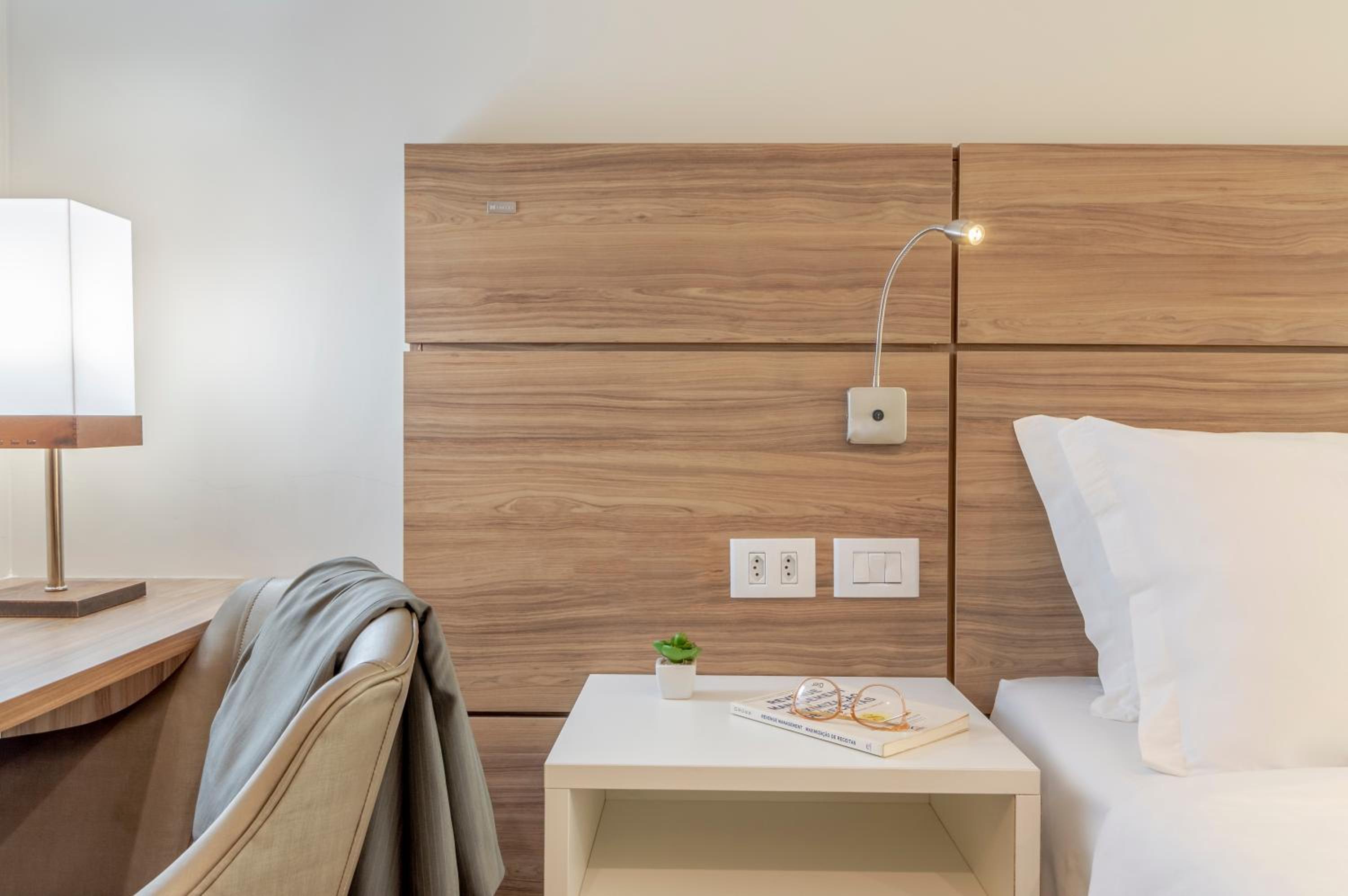 Standard Triple - 1 Queen Bed and 1 Single Bed photo 1