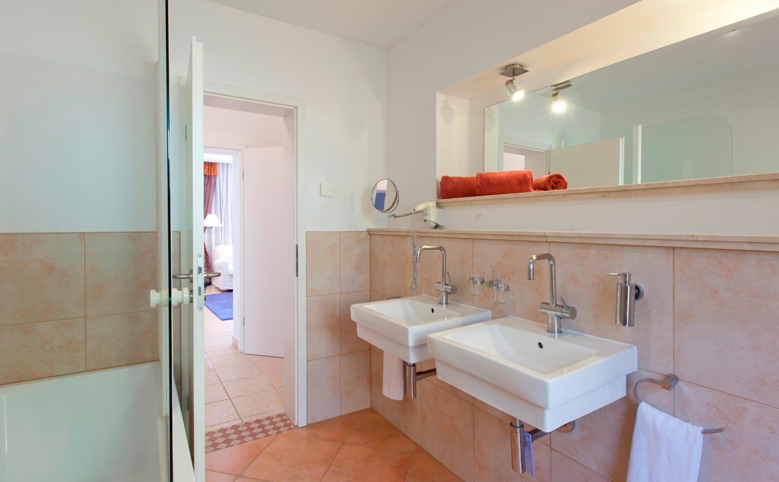 Xtra 2 Bedrooms Beach House with Garden