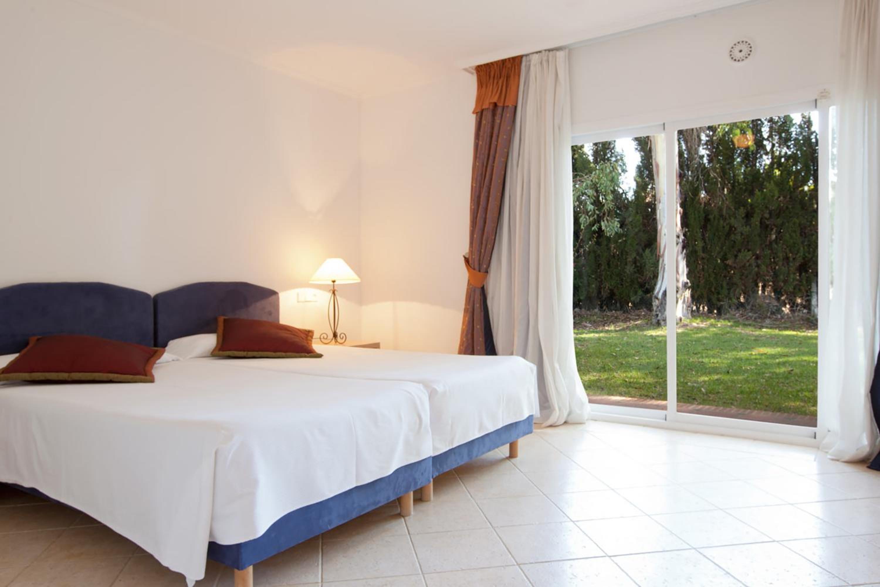 Xtra 2 Bedrooms Beach House with Garden