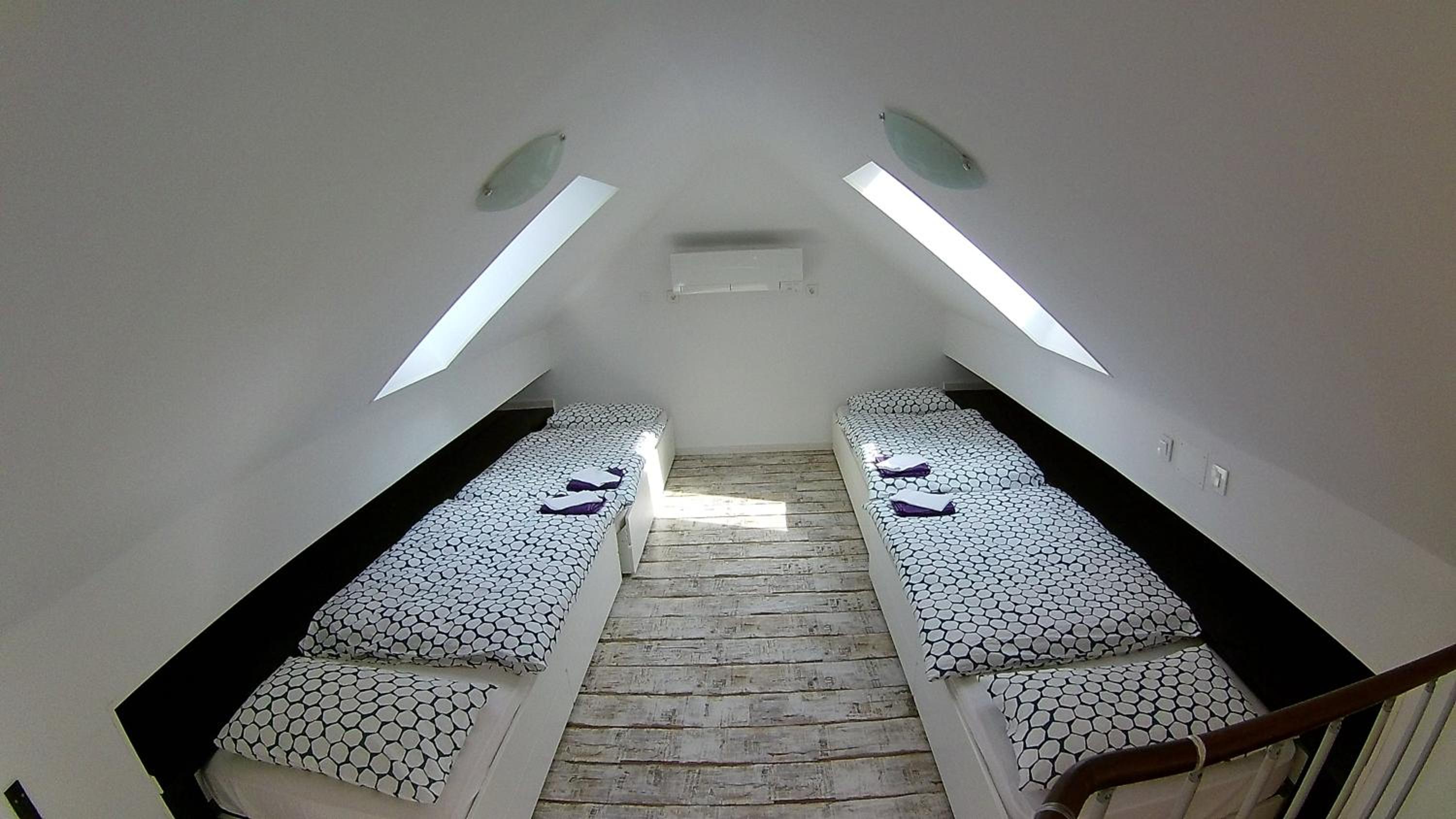 Apartment with Mountain View - Photo 3