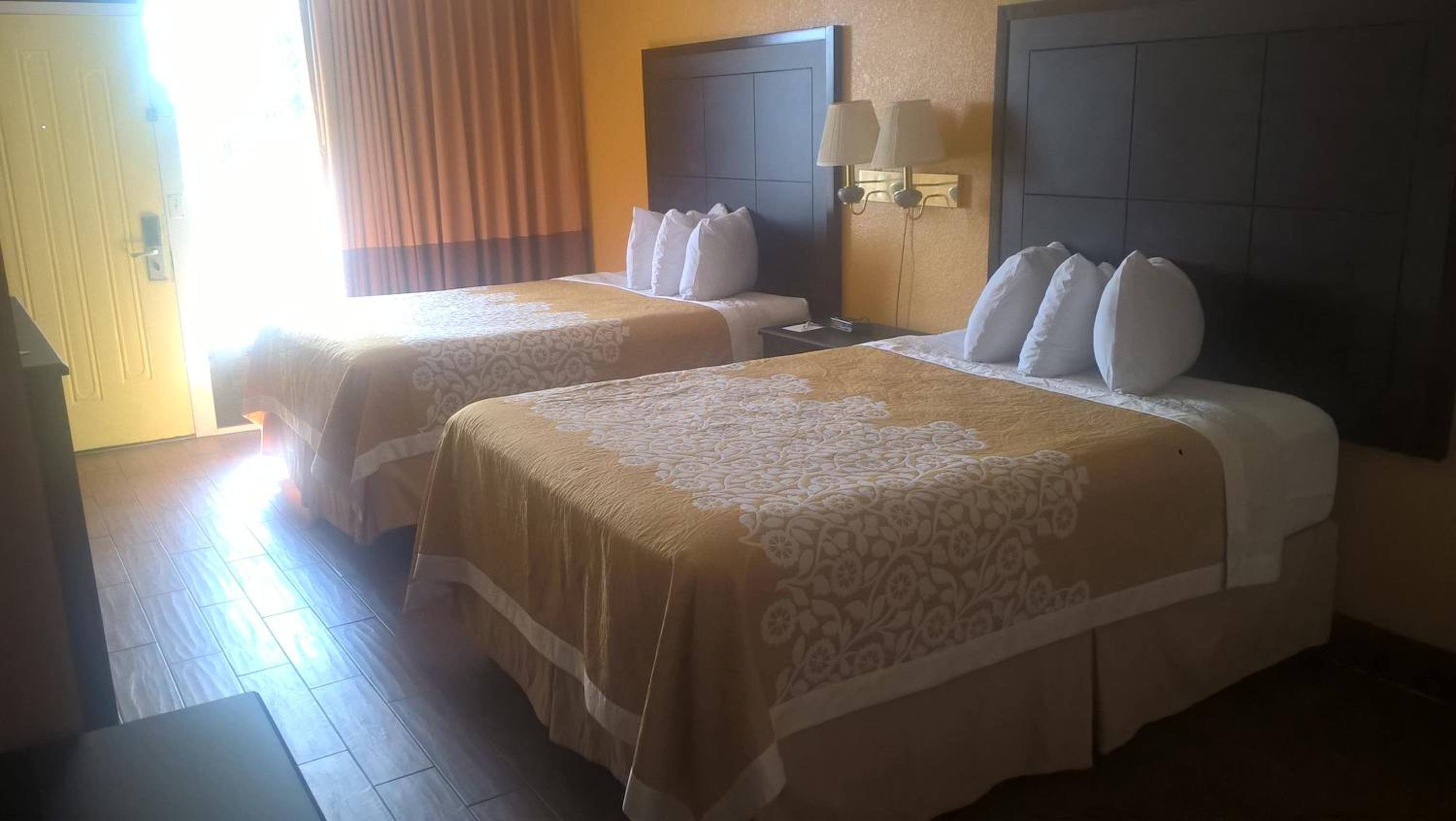 2 Queen Beds, Non-Smoking - Photo 4