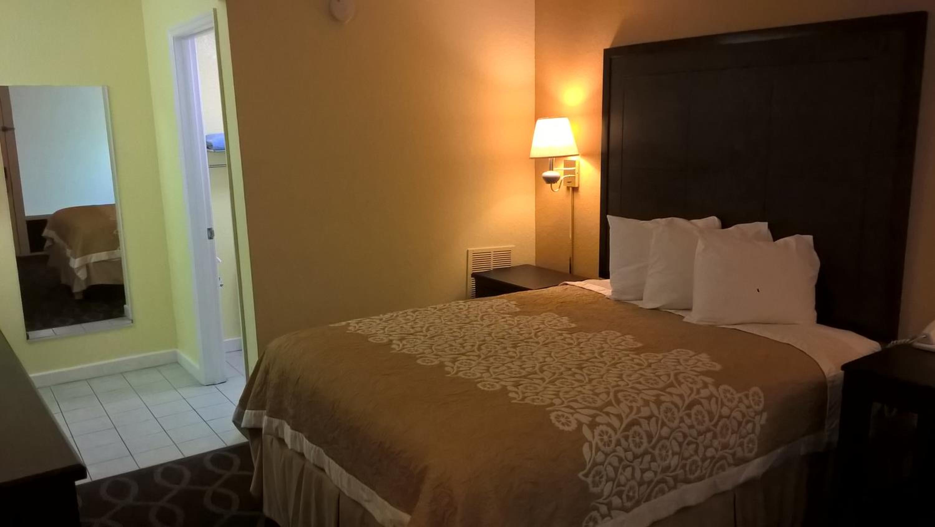 Queen Room - Non-Smoking