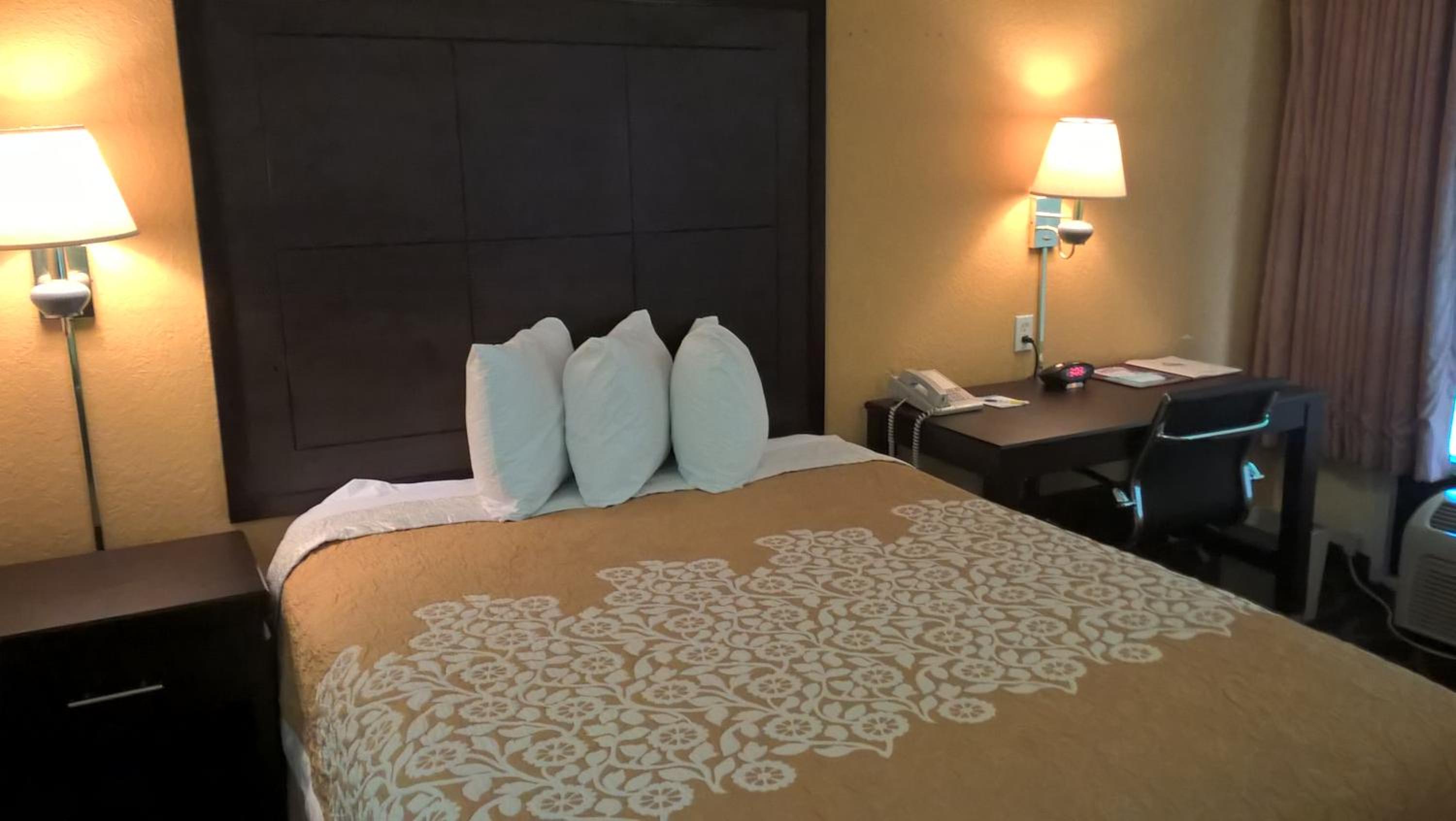 King Room - Non-Smoking - Photo 6