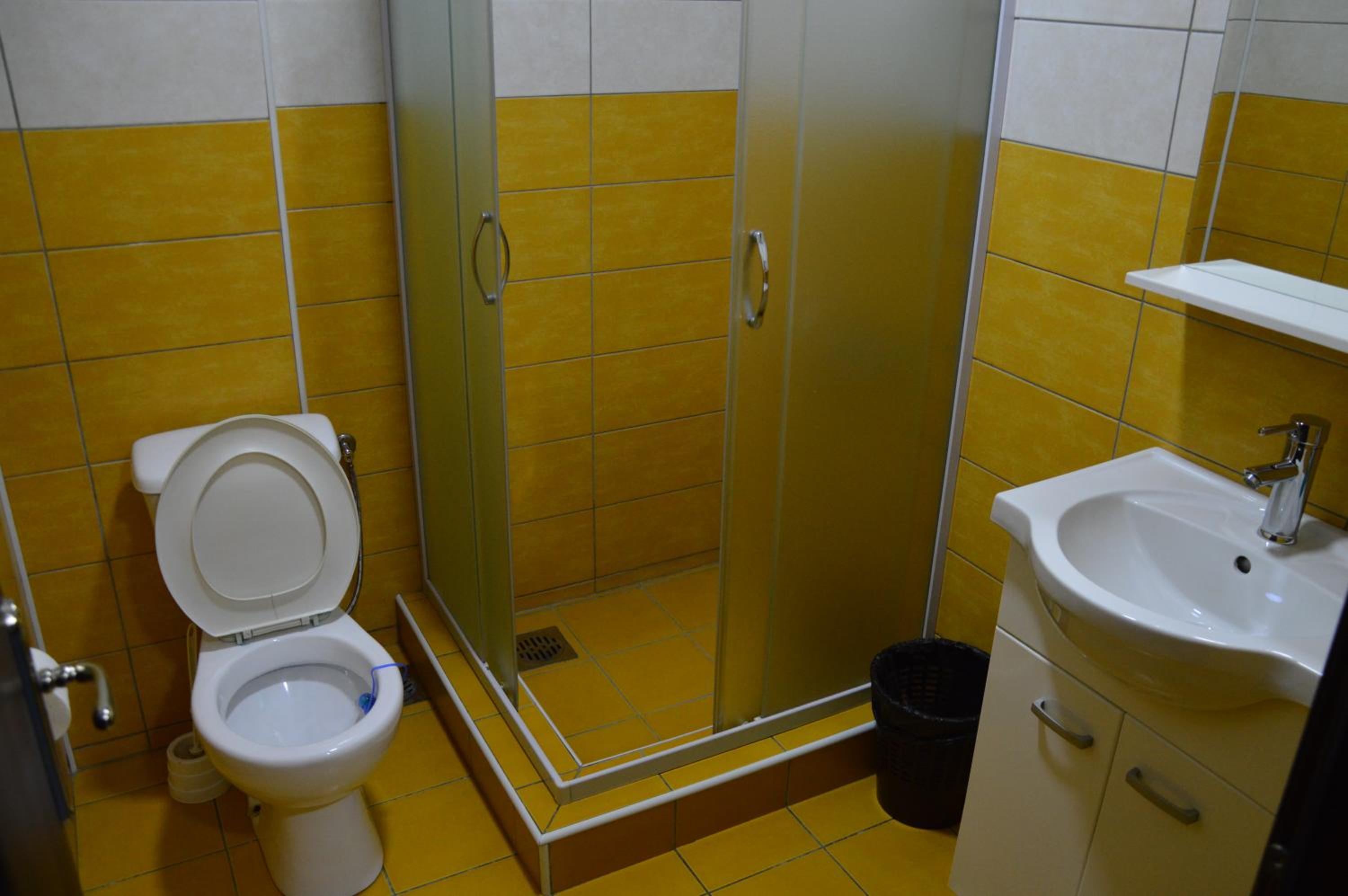 Economy Triple Room photo 2