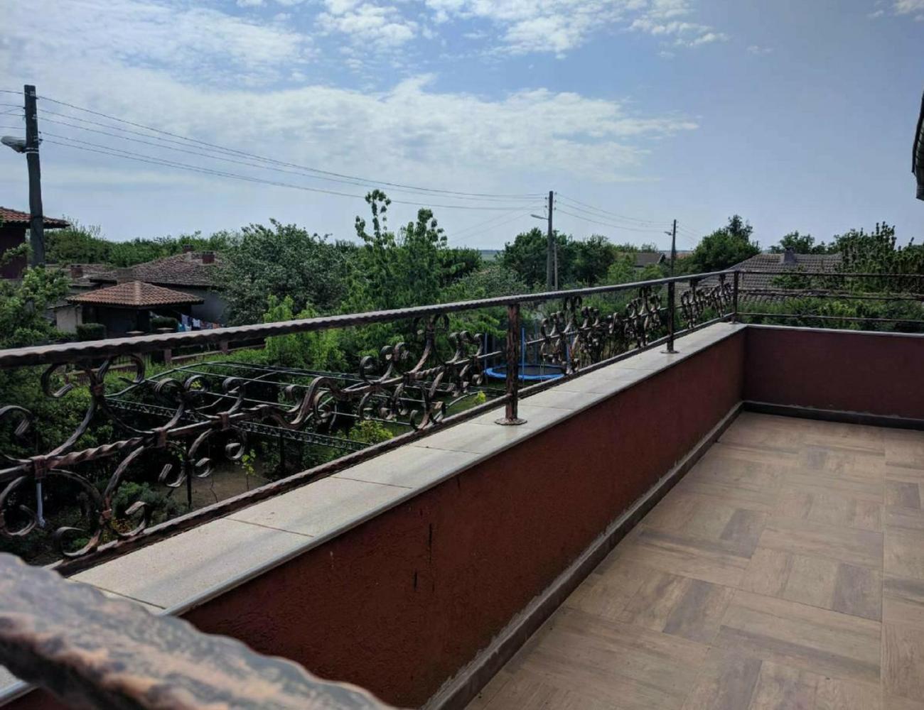 Family Room With Balcony photo 2