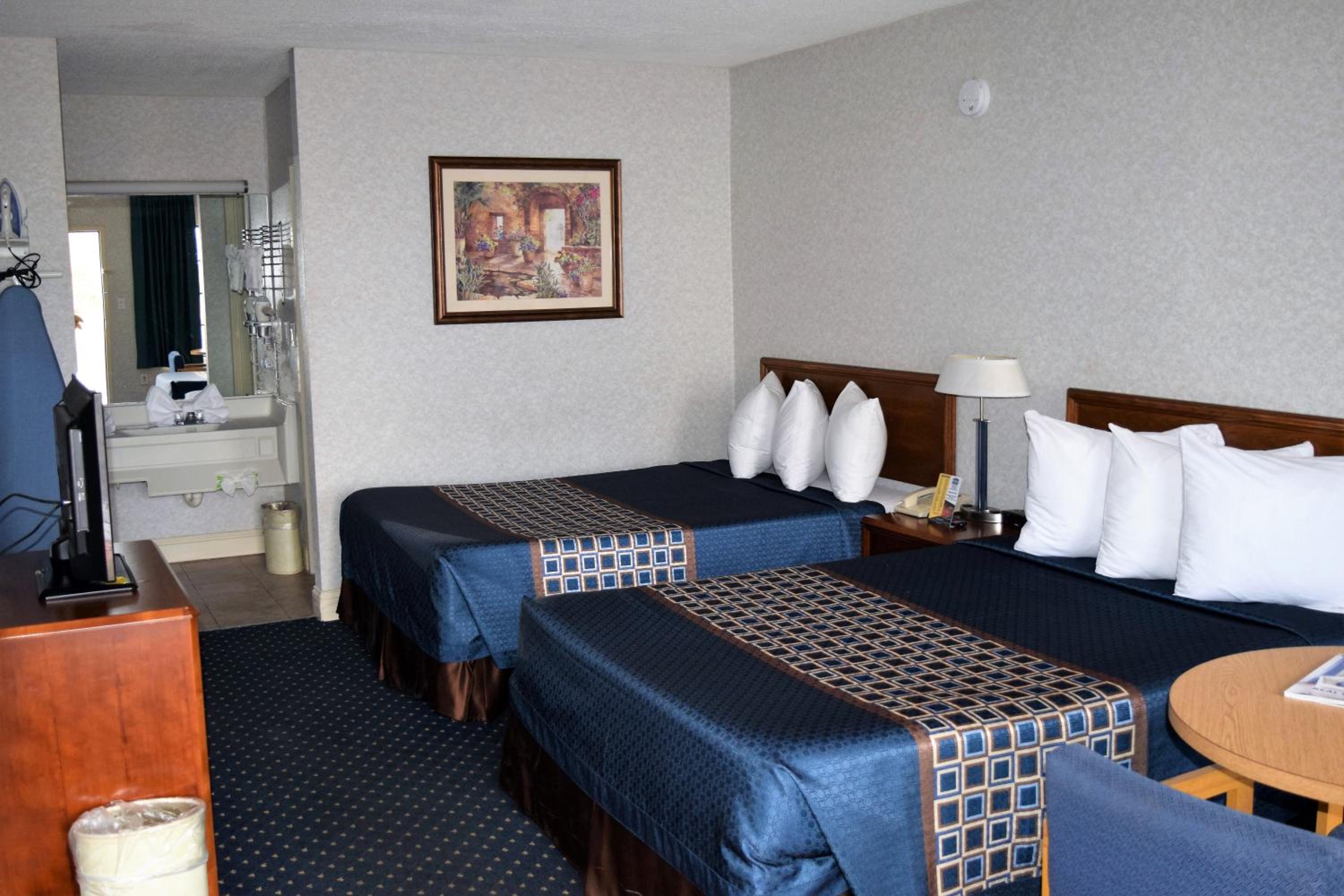 Standard Room with Two Double Beds - Non-Smoking - Photo 4