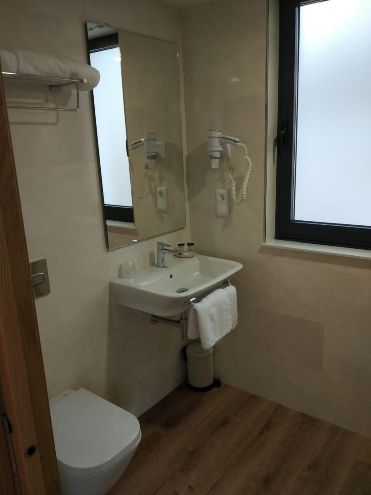 Twin Room with Lake View - Photo 2