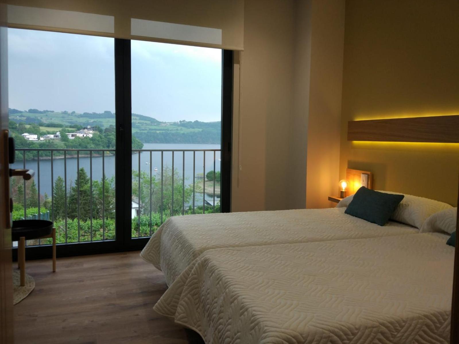 Twin Room with Lake View - Photo 8