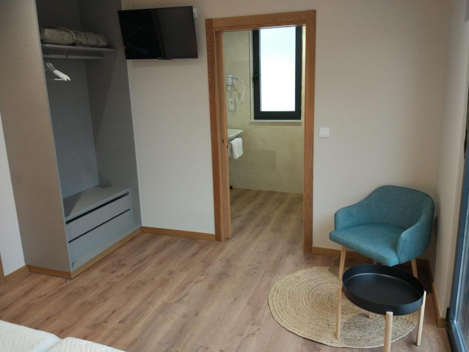 Twin Room with Lake View - Photo 4