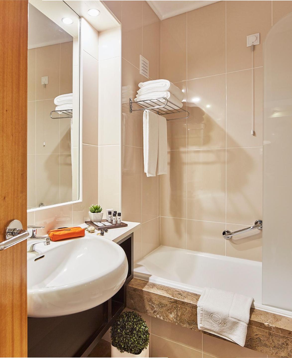 Twin Room - Photo 8