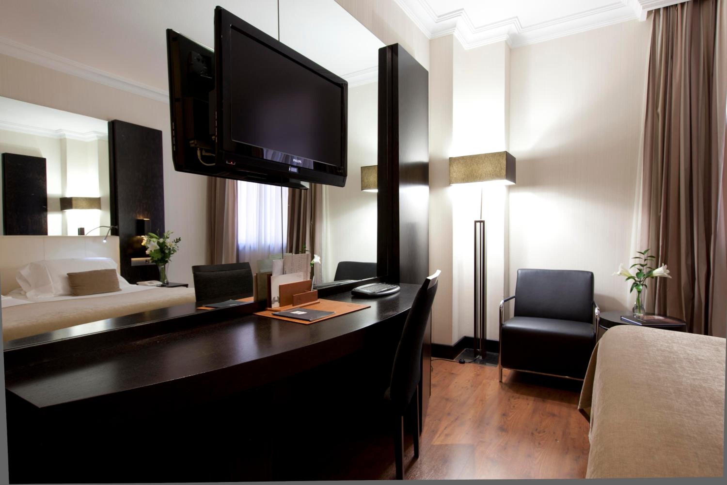 Double or Twin Room - Photo 4