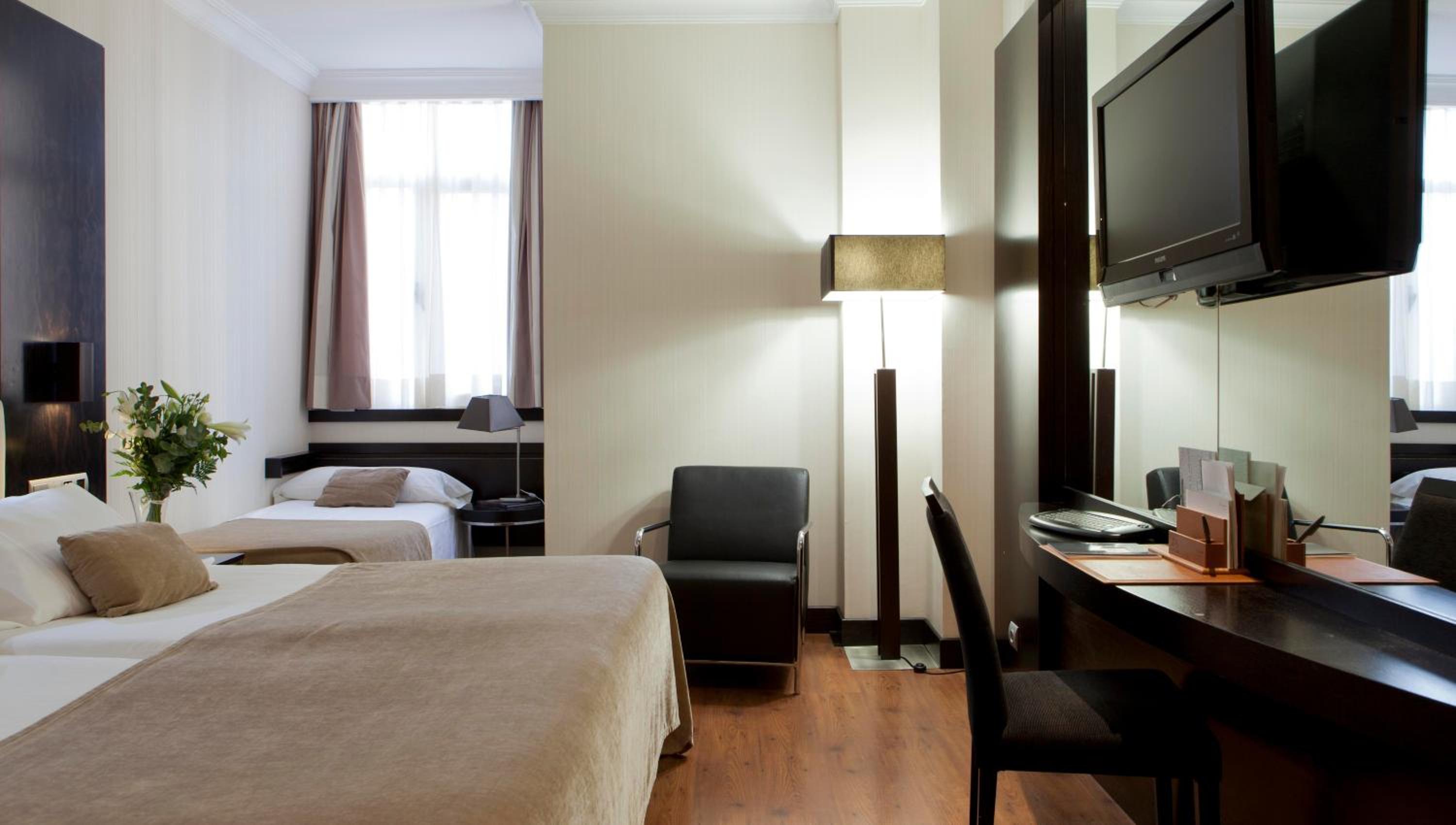 Triple Room (2 Adults + 1 Child) - Photo 2
