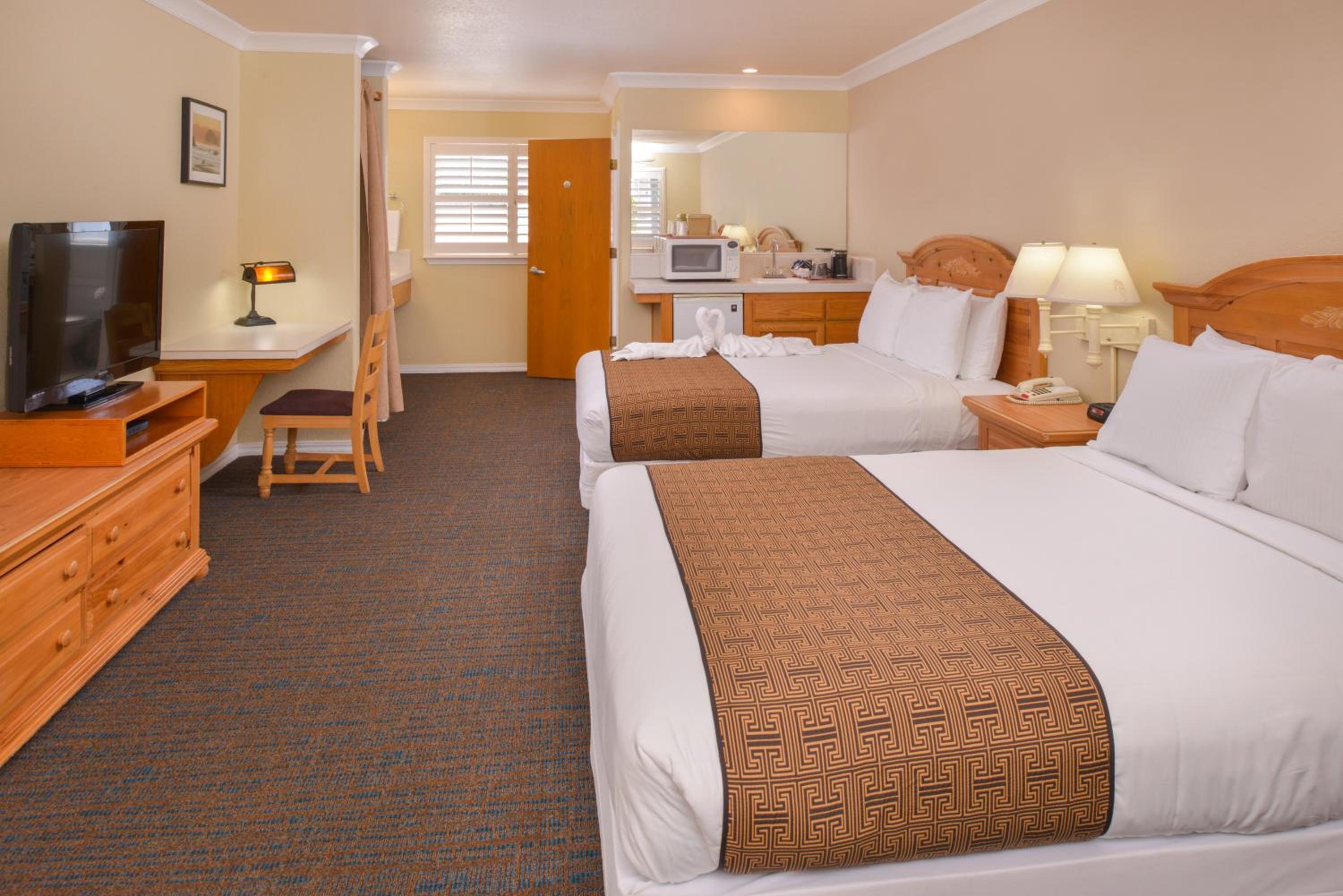 Queen Room with Two Queen Beds - Photo 3