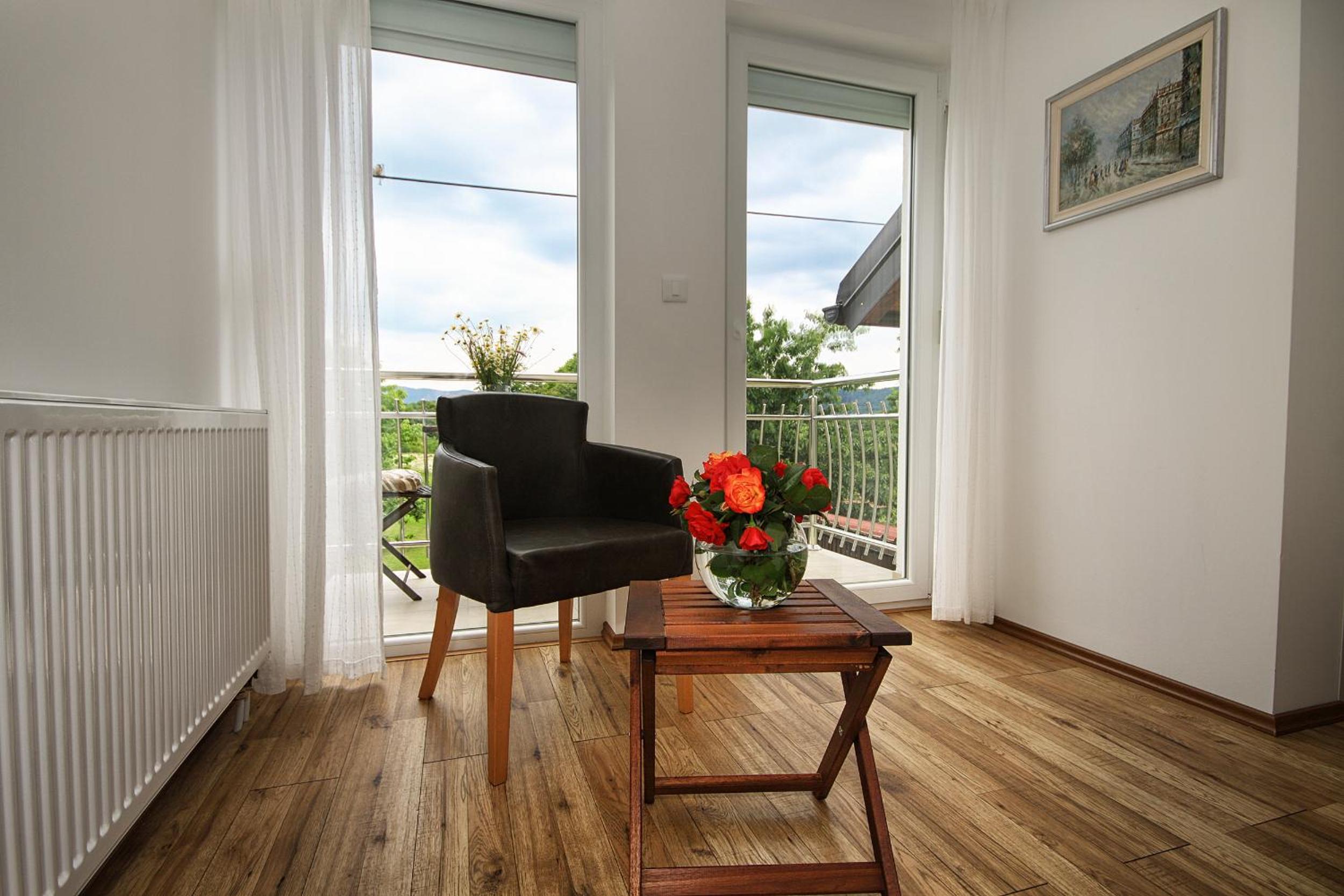 Queen Room with Balcony - Photo 3