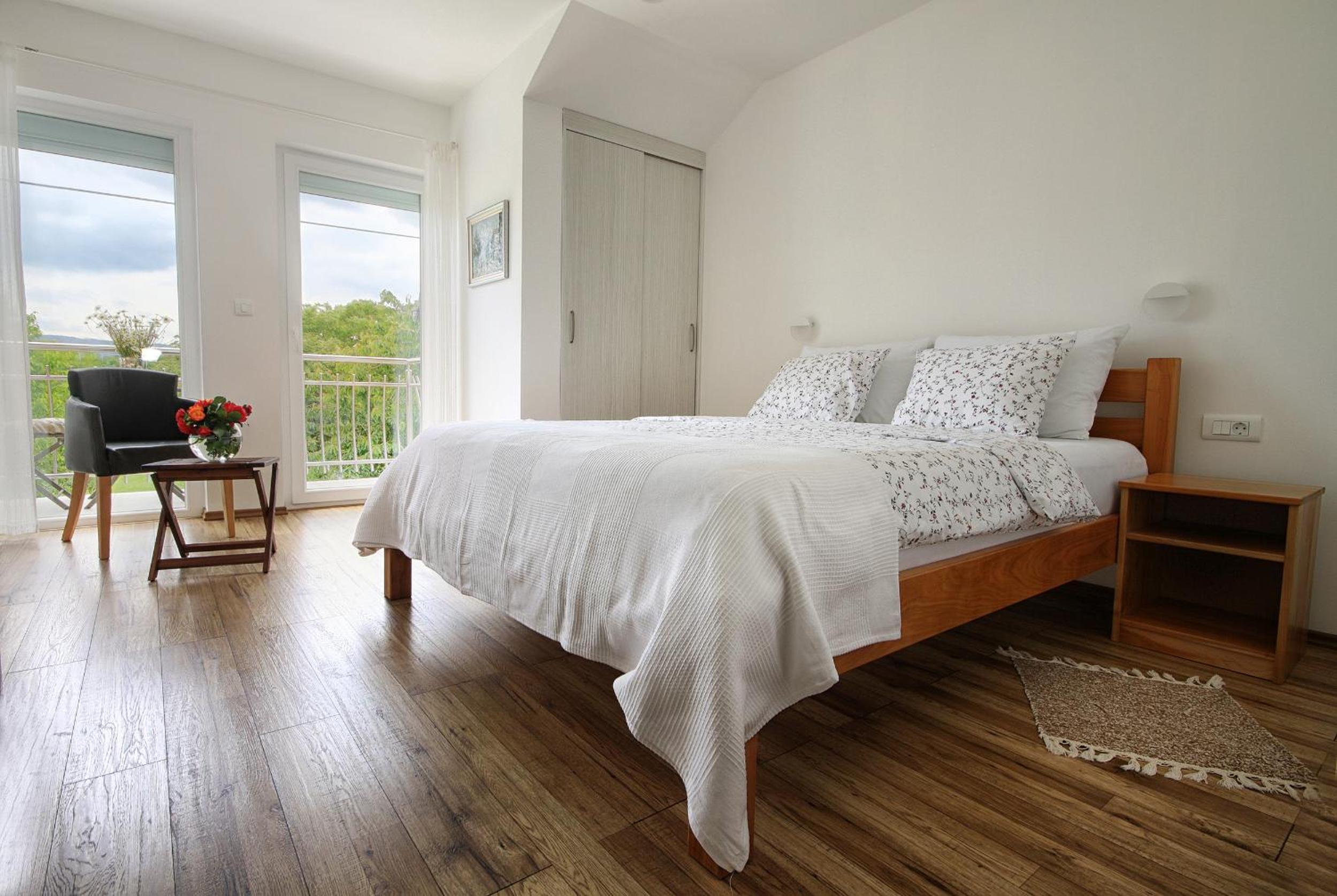 Queen Room with Balcony - Photo 4
