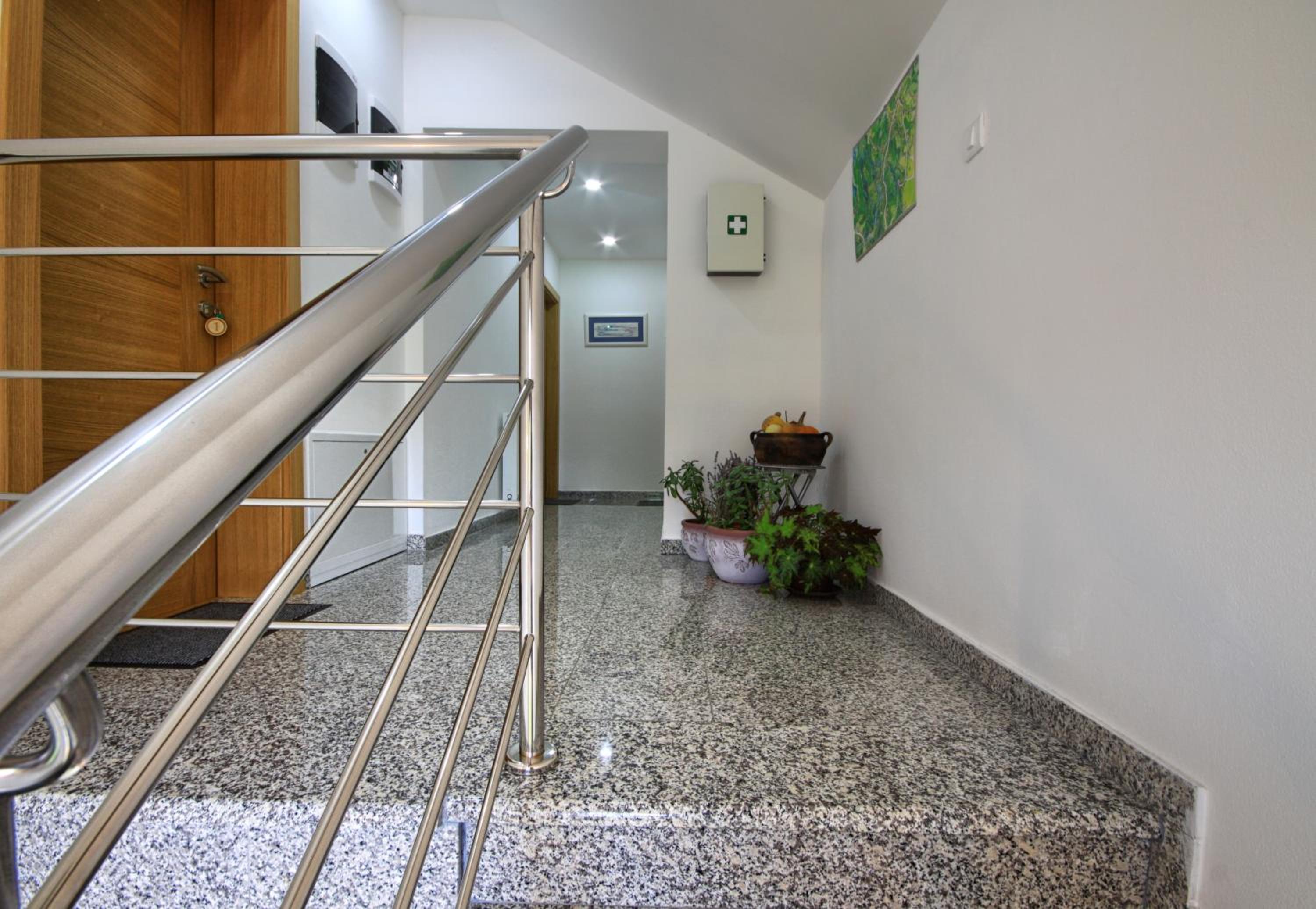 Queen Room with Balcony - Photo 6