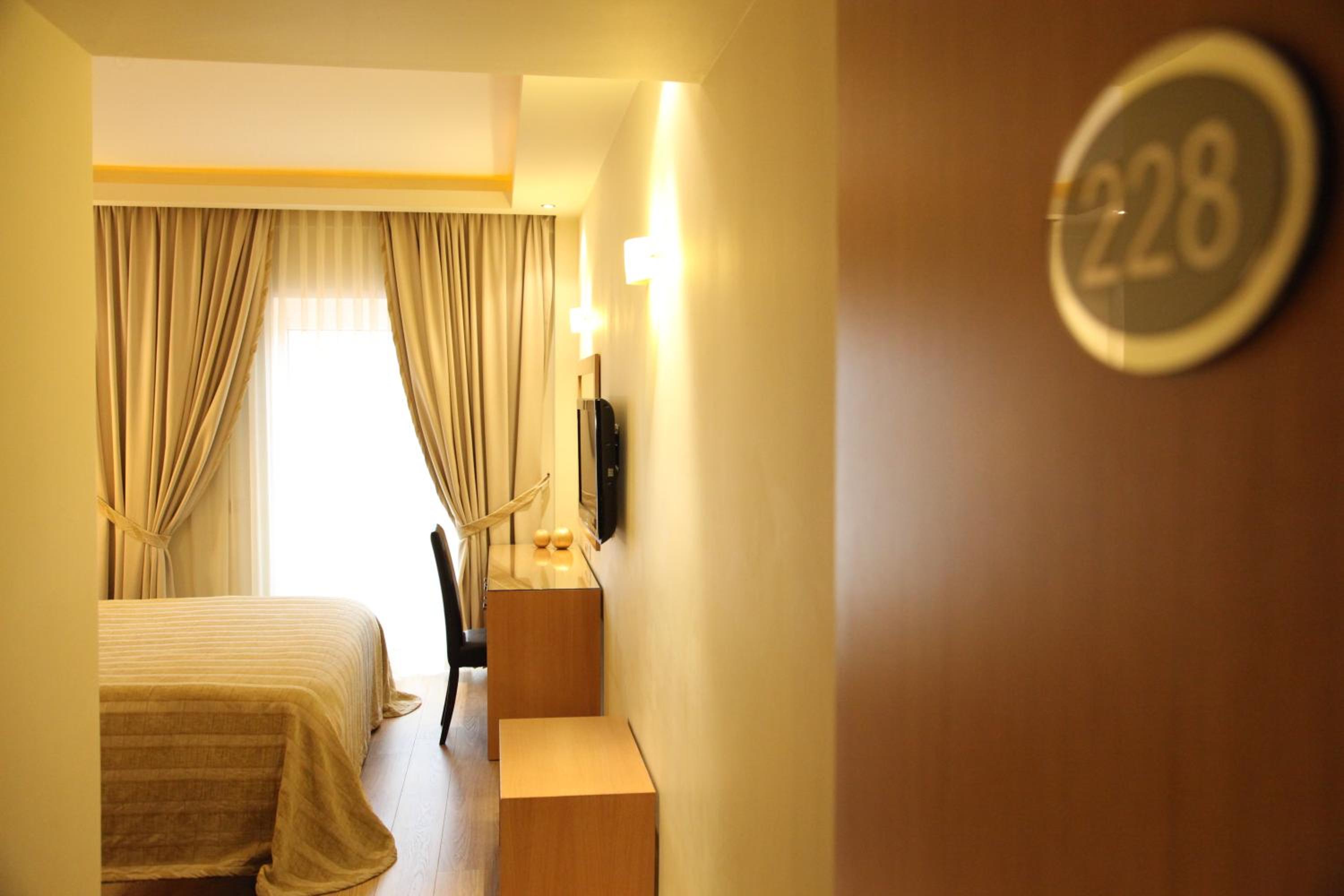 Double or Twin Room - Photo 12