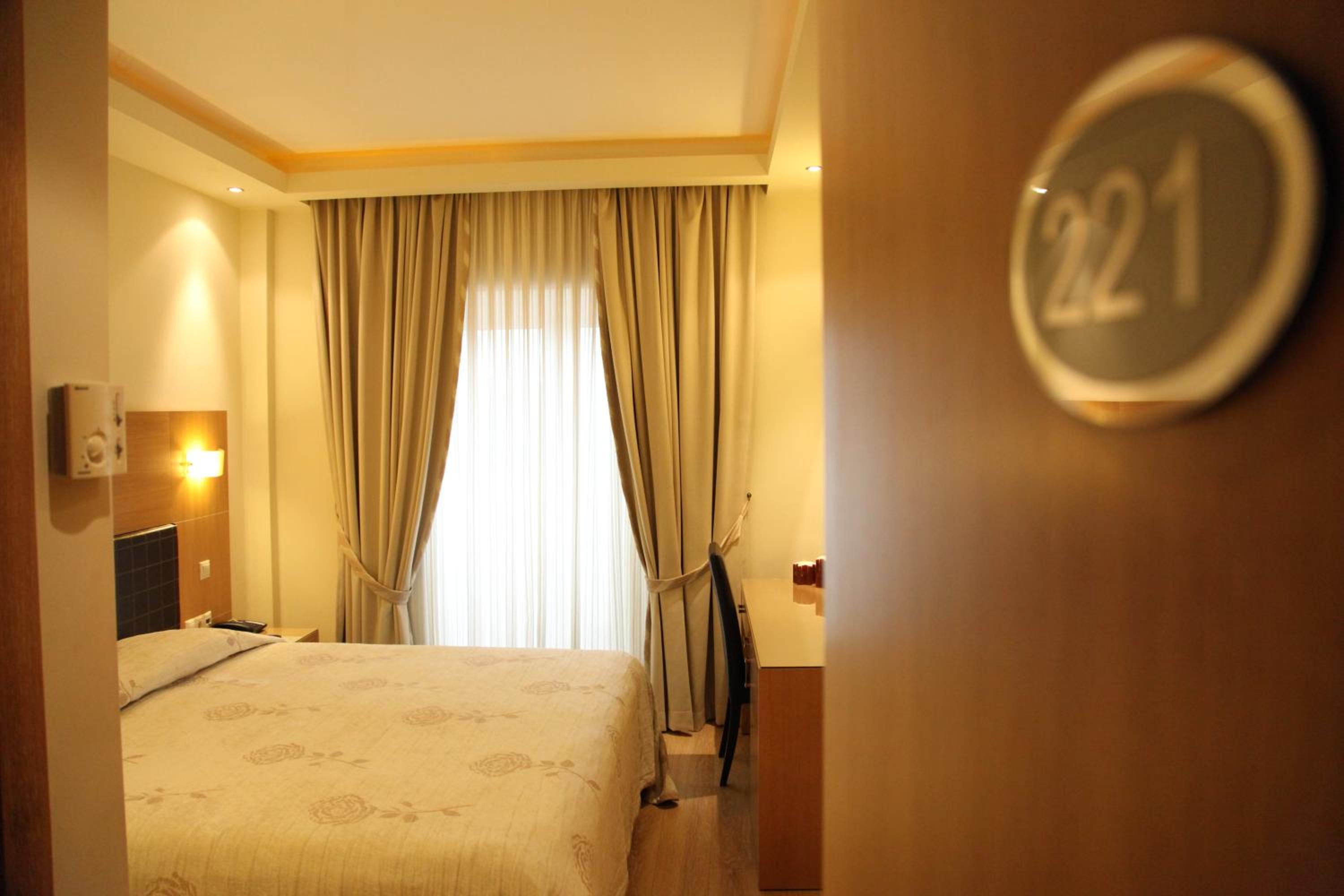 Double or Twin Room - Photo 10