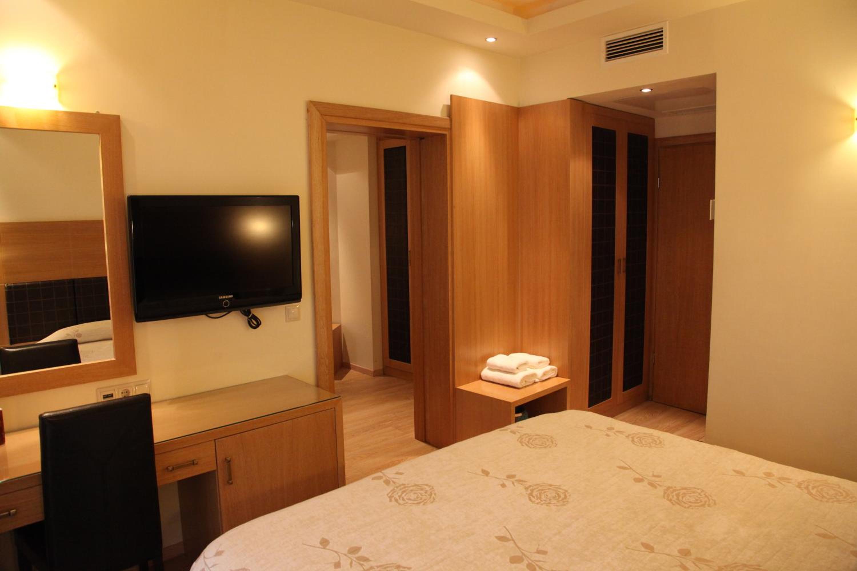 Double or Twin Room - Photo 9