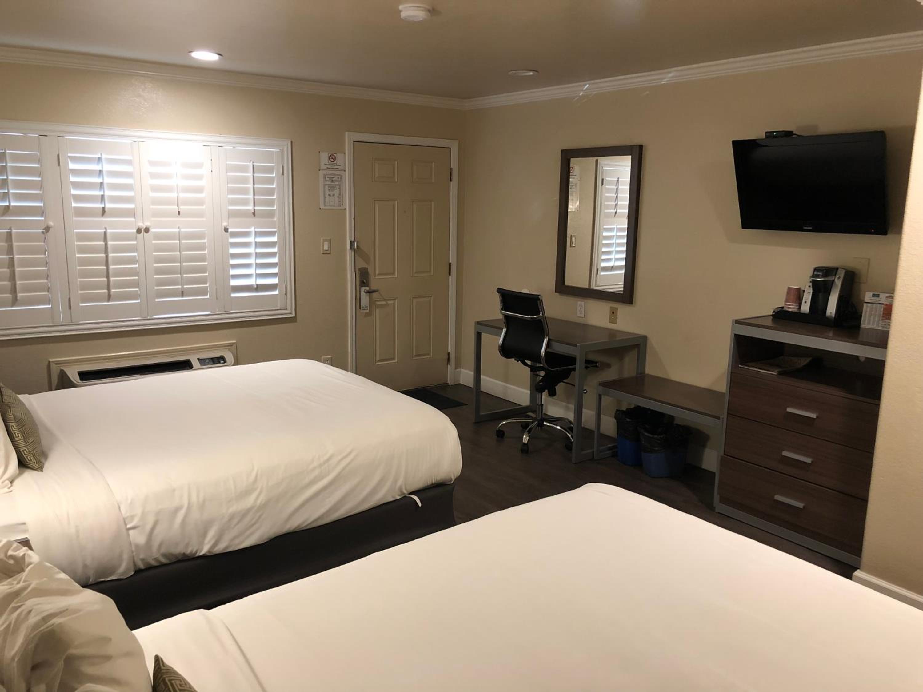 Queen Room with Two Queen Beds - Photo 7
