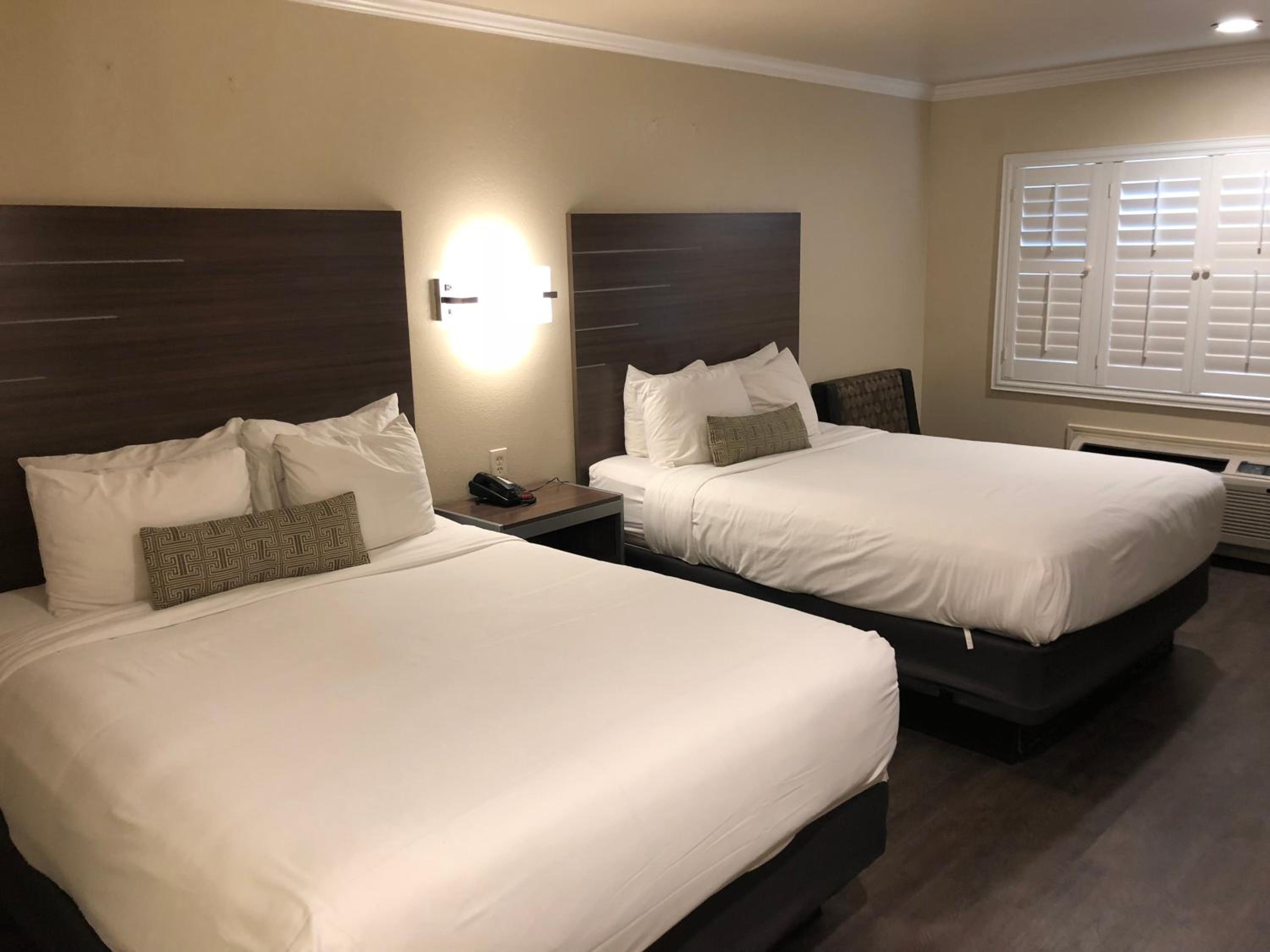 Queen Room with Two Queen Beds - Photo 2