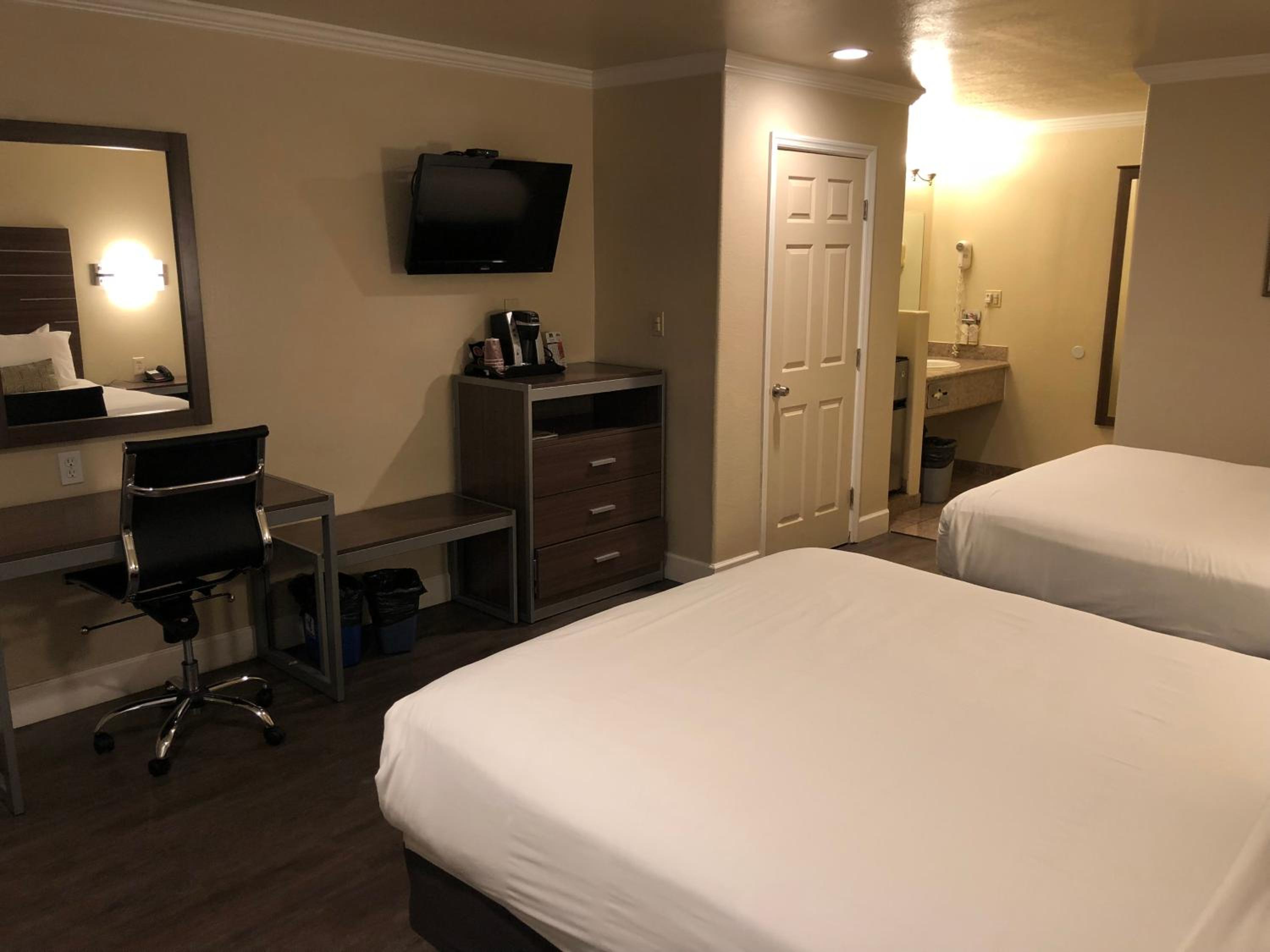 Queen Room with Two Queen Beds - Photo 8