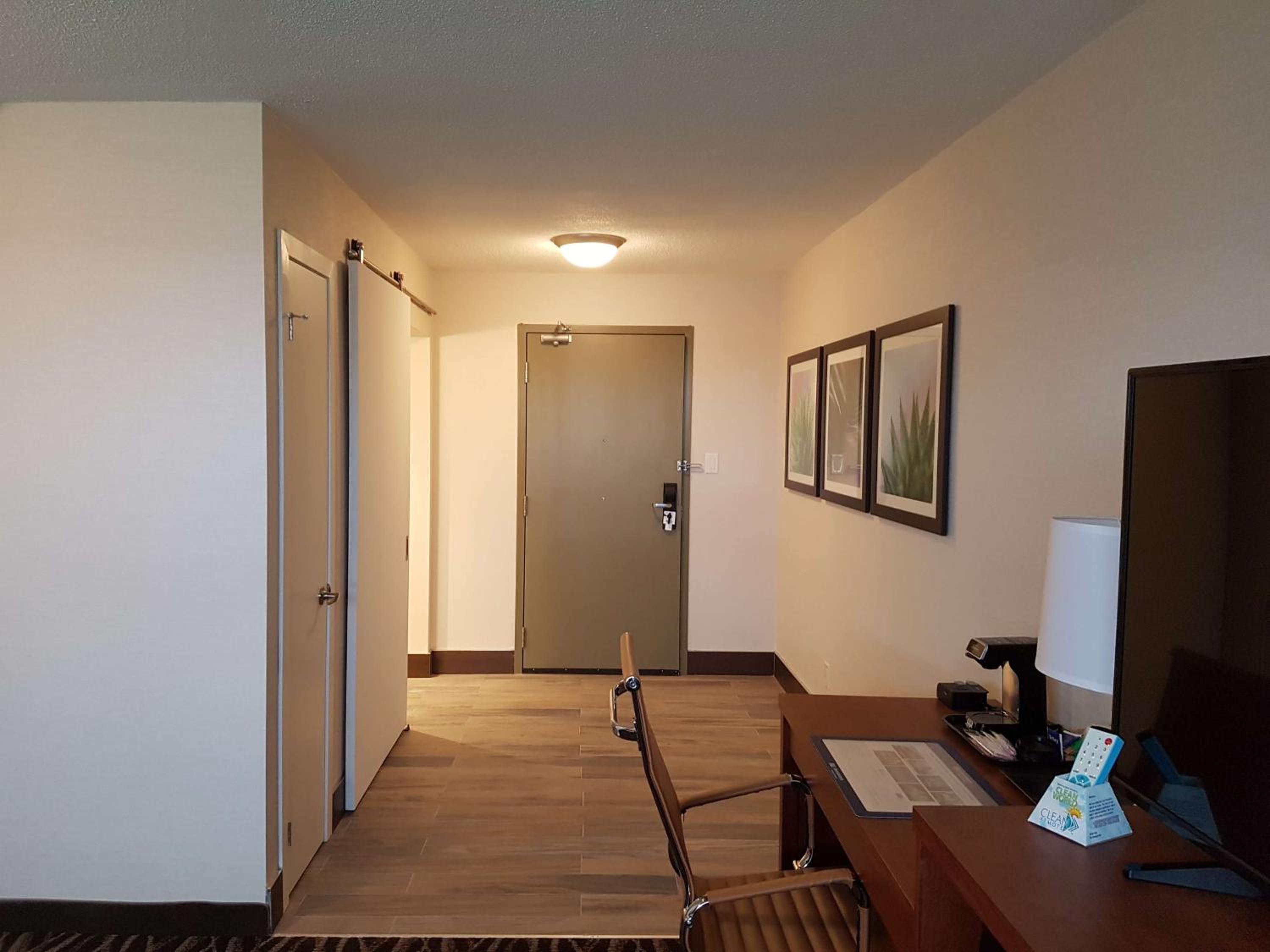 Queen Room with Roll-In Shower - Disability Access/Non-Smoking - Photo 1
