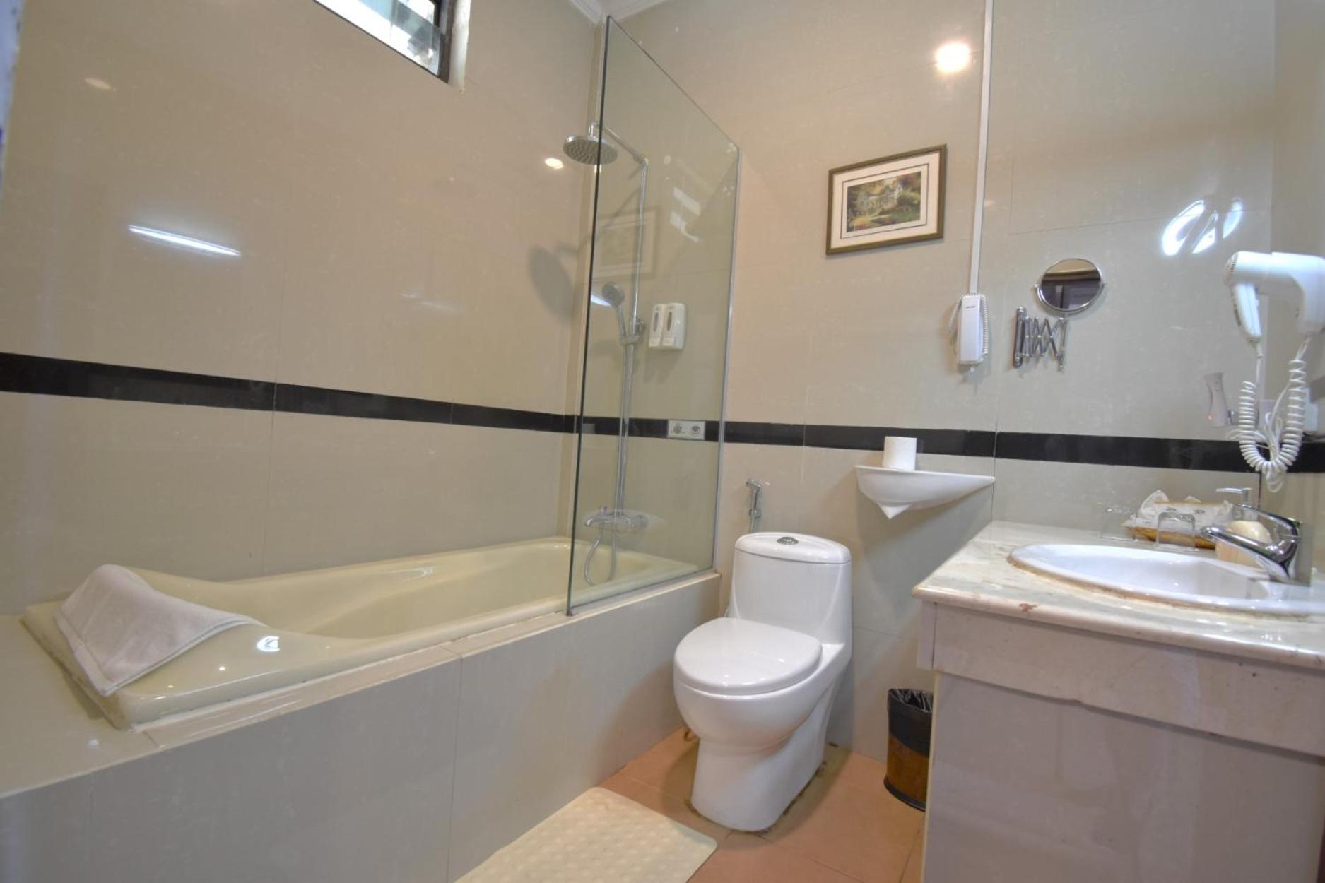 Suite with Hot Tub and Sea View photo 3