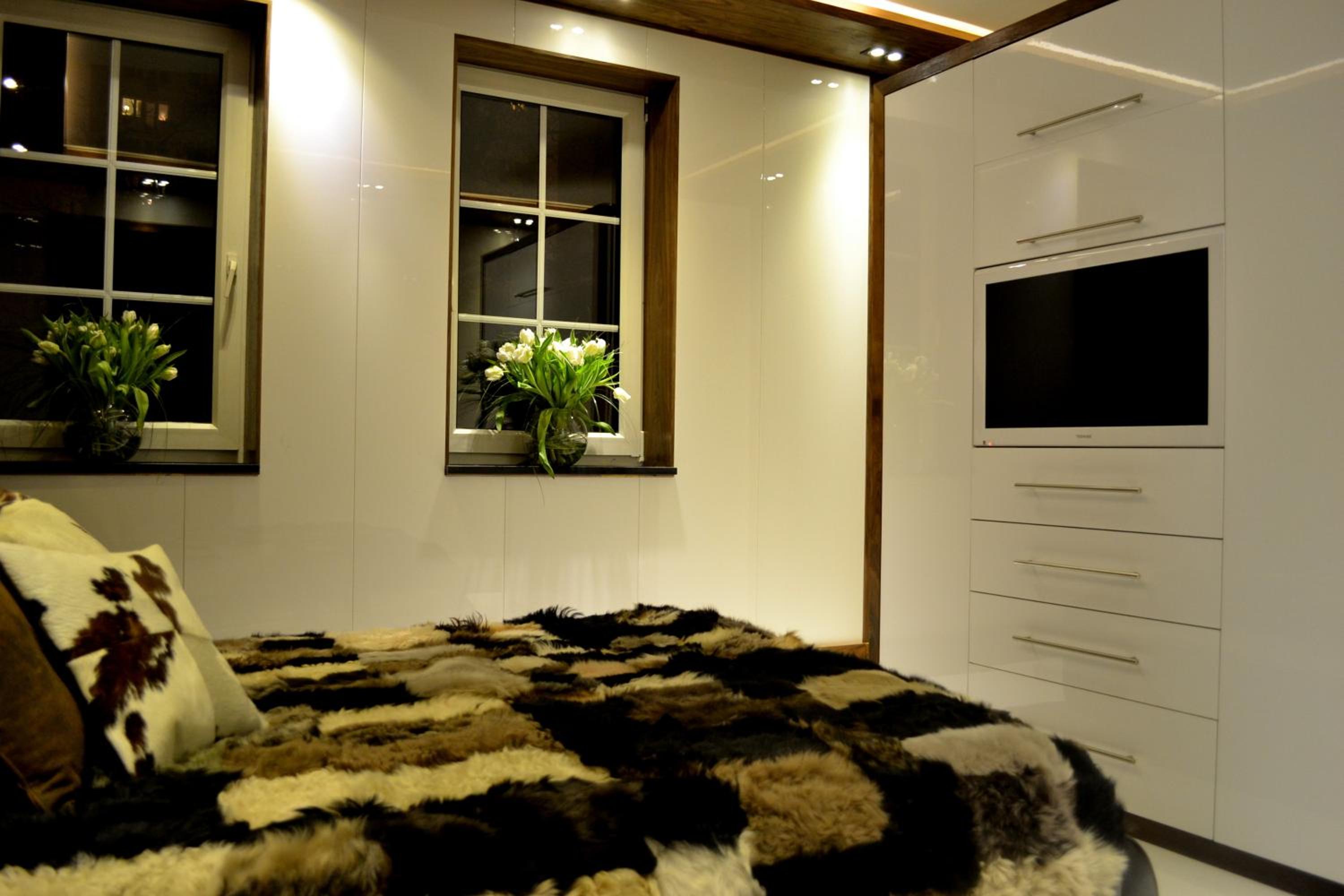 Two-Bedroom Apartment - Photo 2