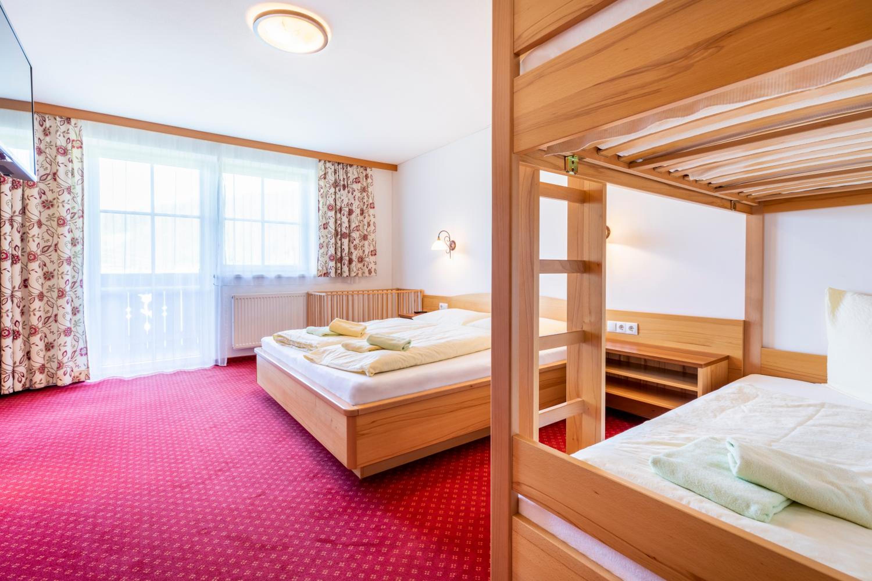 Deluxe Two-Bedroom Apartment with Balcony (9 Adults) - Photo 5