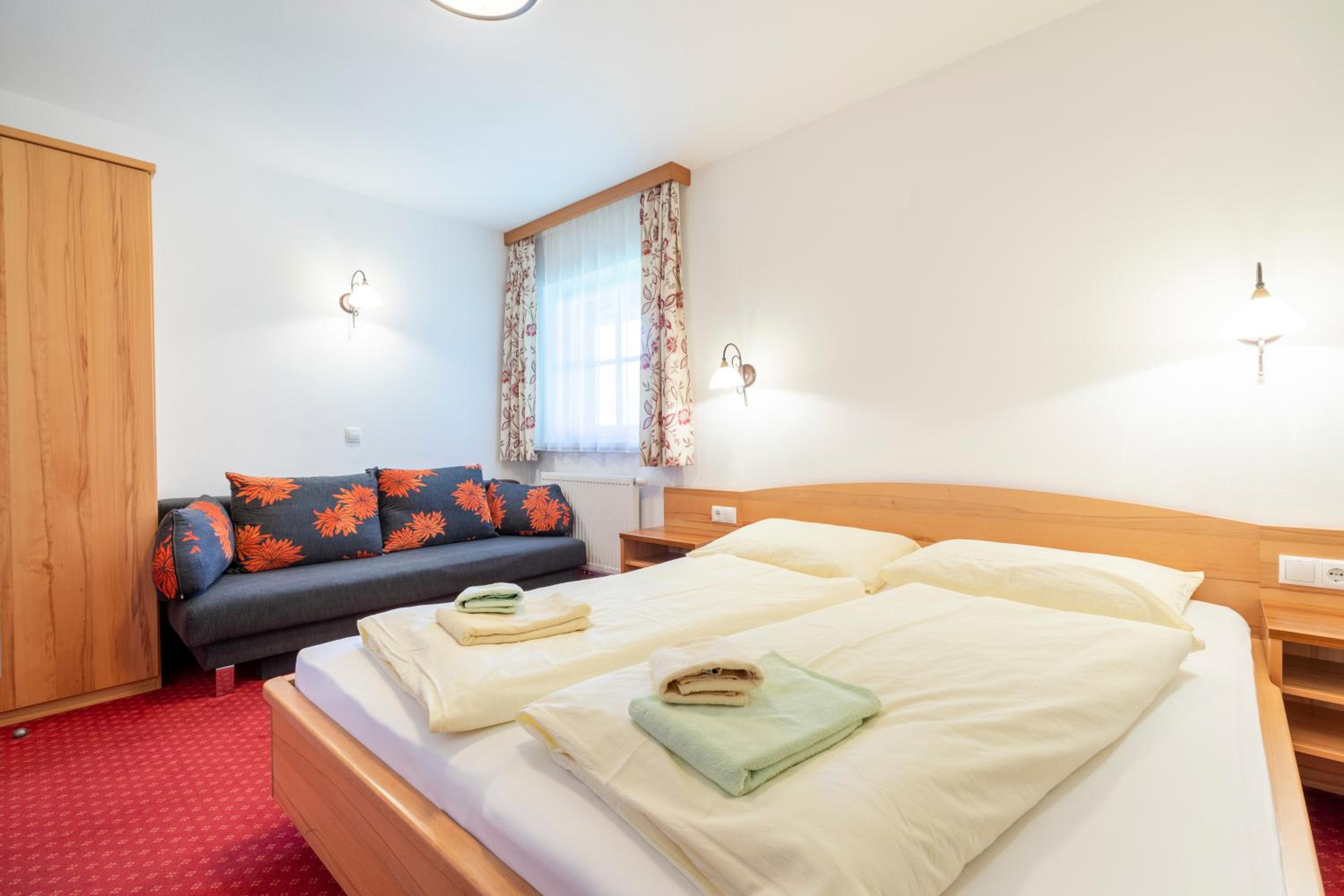 Deluxe Two-Bedroom Apartment with Balcony (9 Adults) - Photo 7
