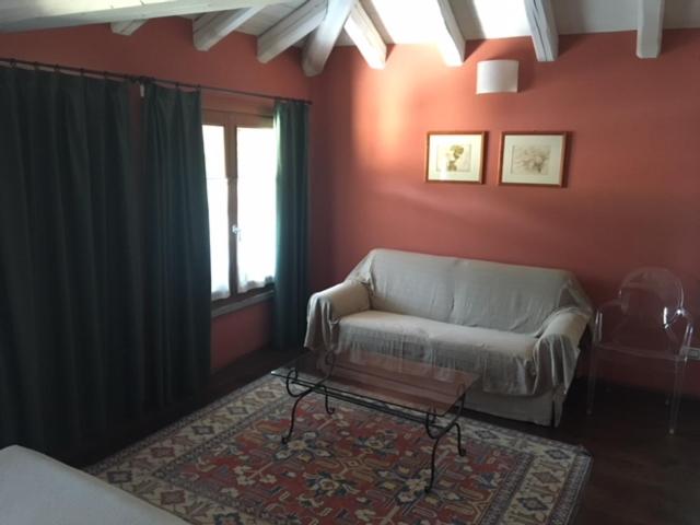 Deluxe Room (2 Adults + 1 Child) - Photo 2