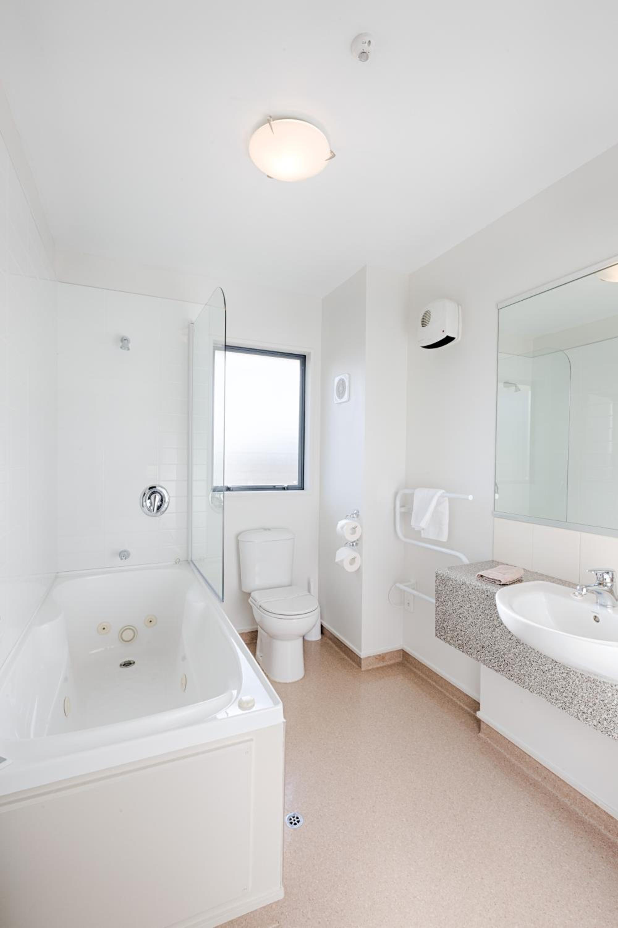 Superior Queen Studio with Spa Bath - Photo 2