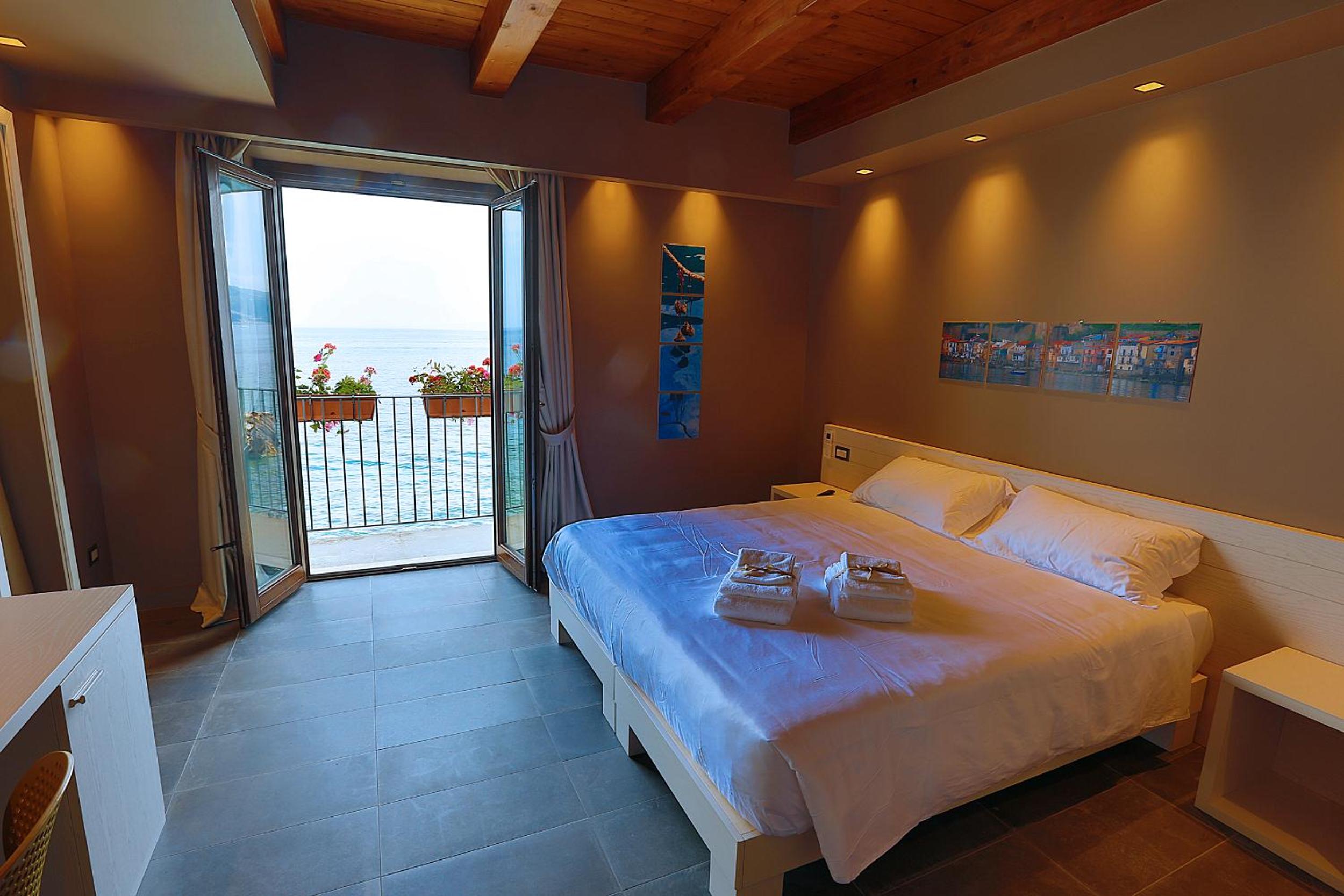 Deluxe Room with Balcony and Sea View