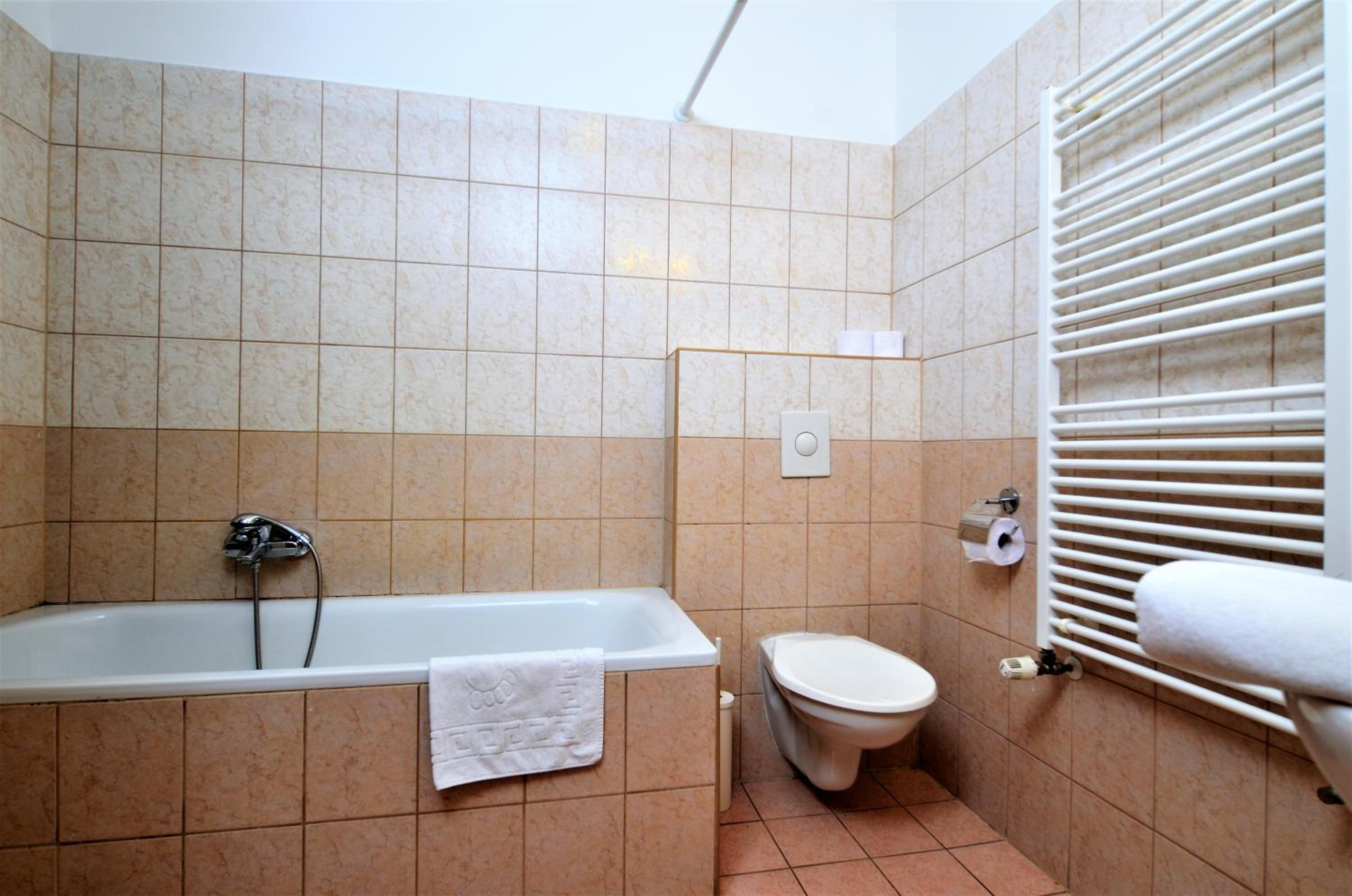 Two-Bedroom Apartment with Balcony - Photo 5