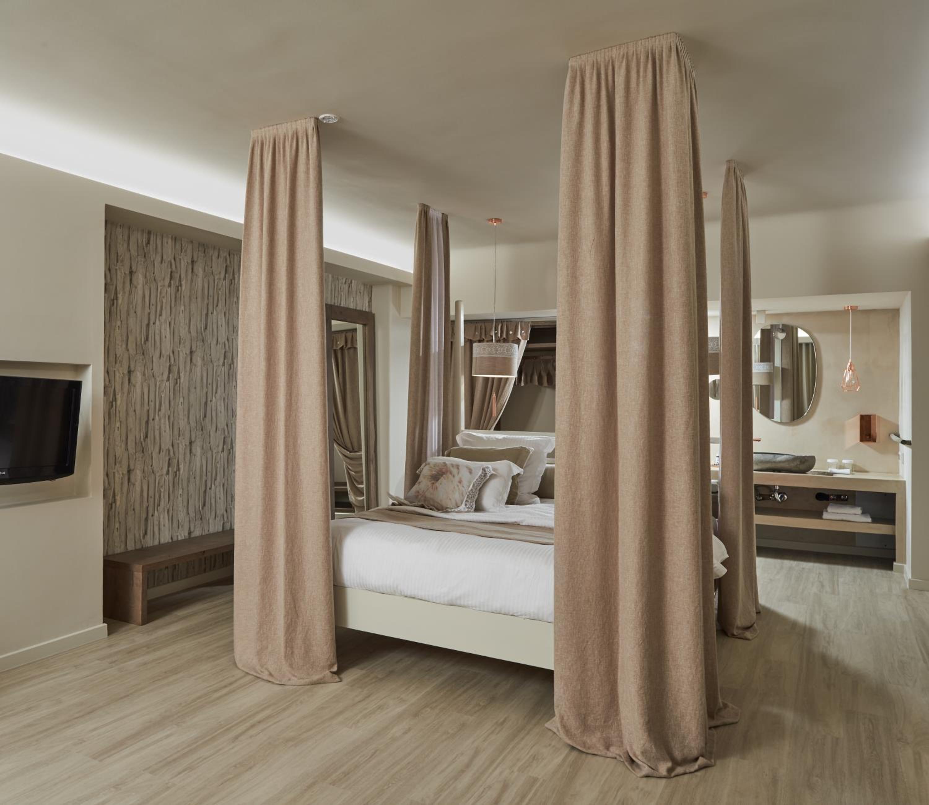 Executive Suite - Photo 15