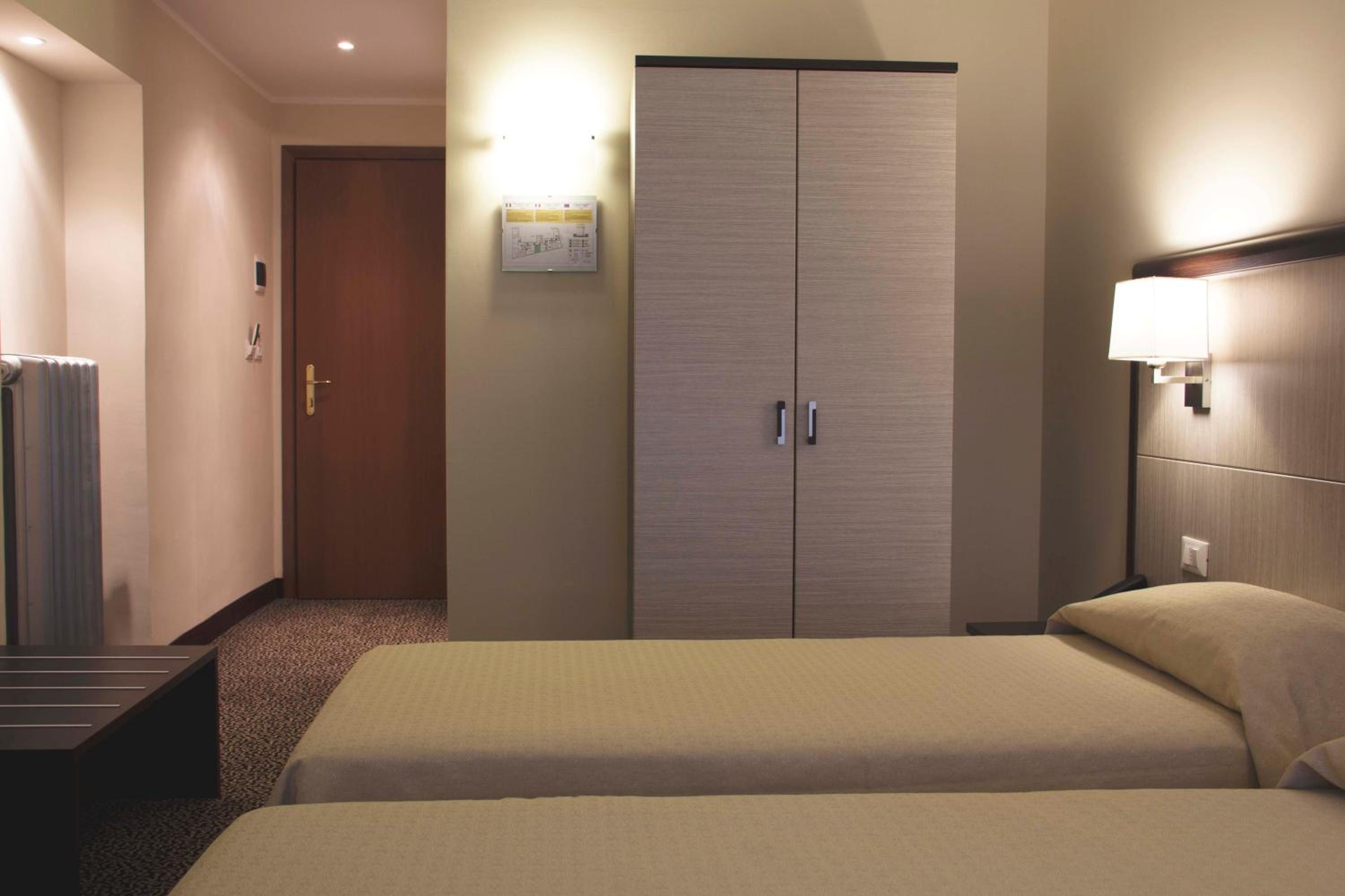 Twin Room - Photo 6