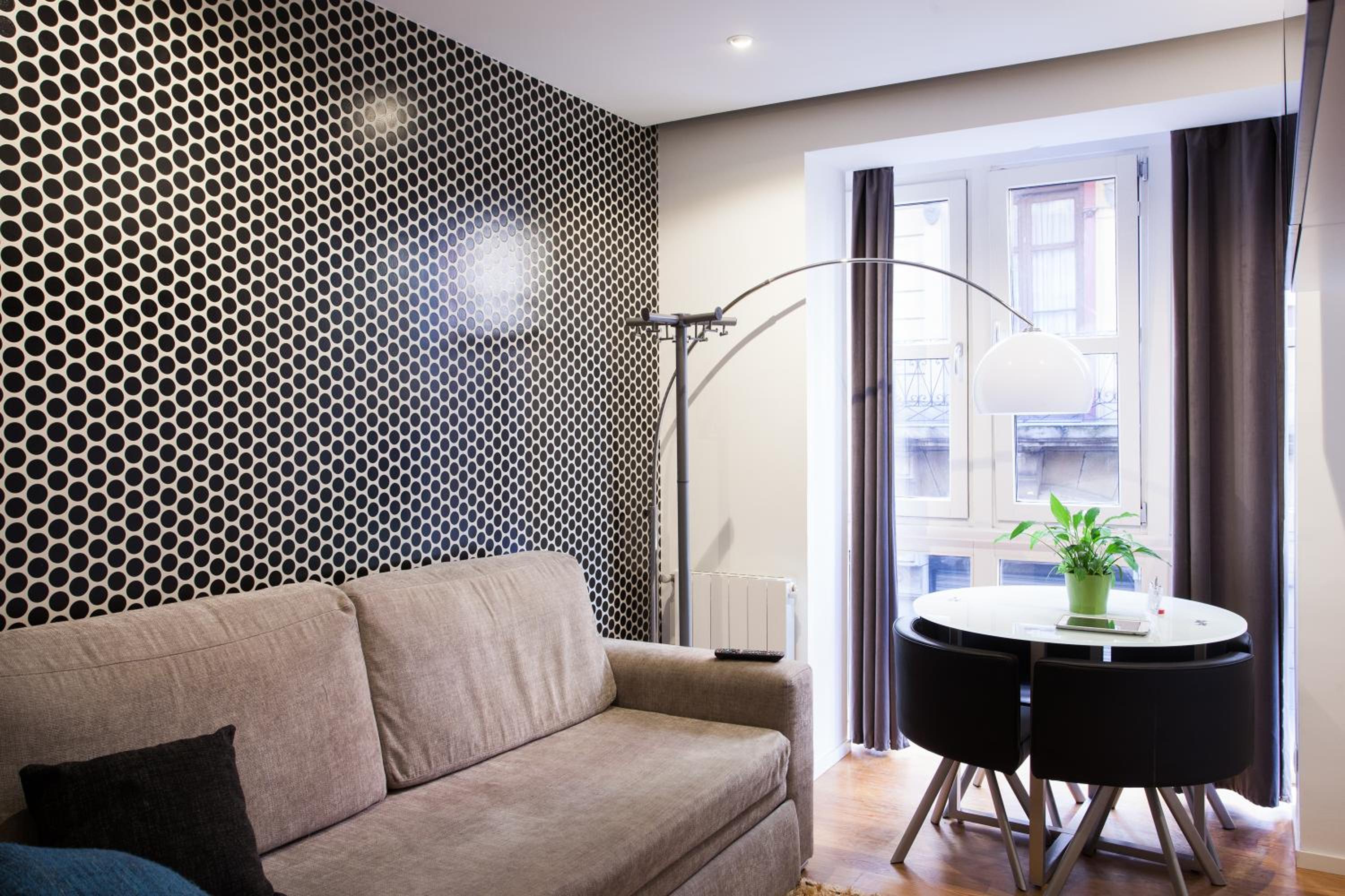 Studio 2 - Photo 2