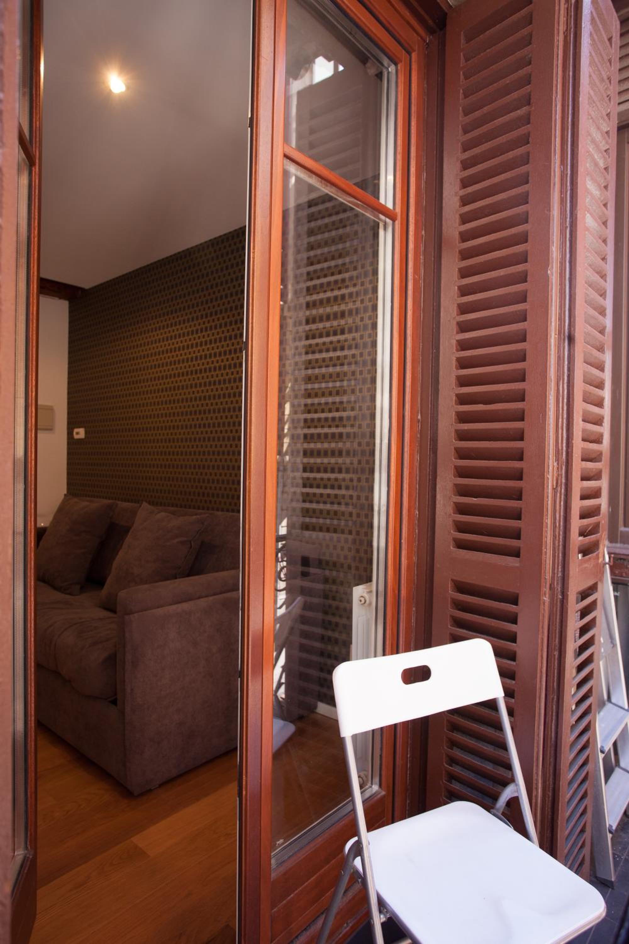 Studio with Balcony - Photo 2