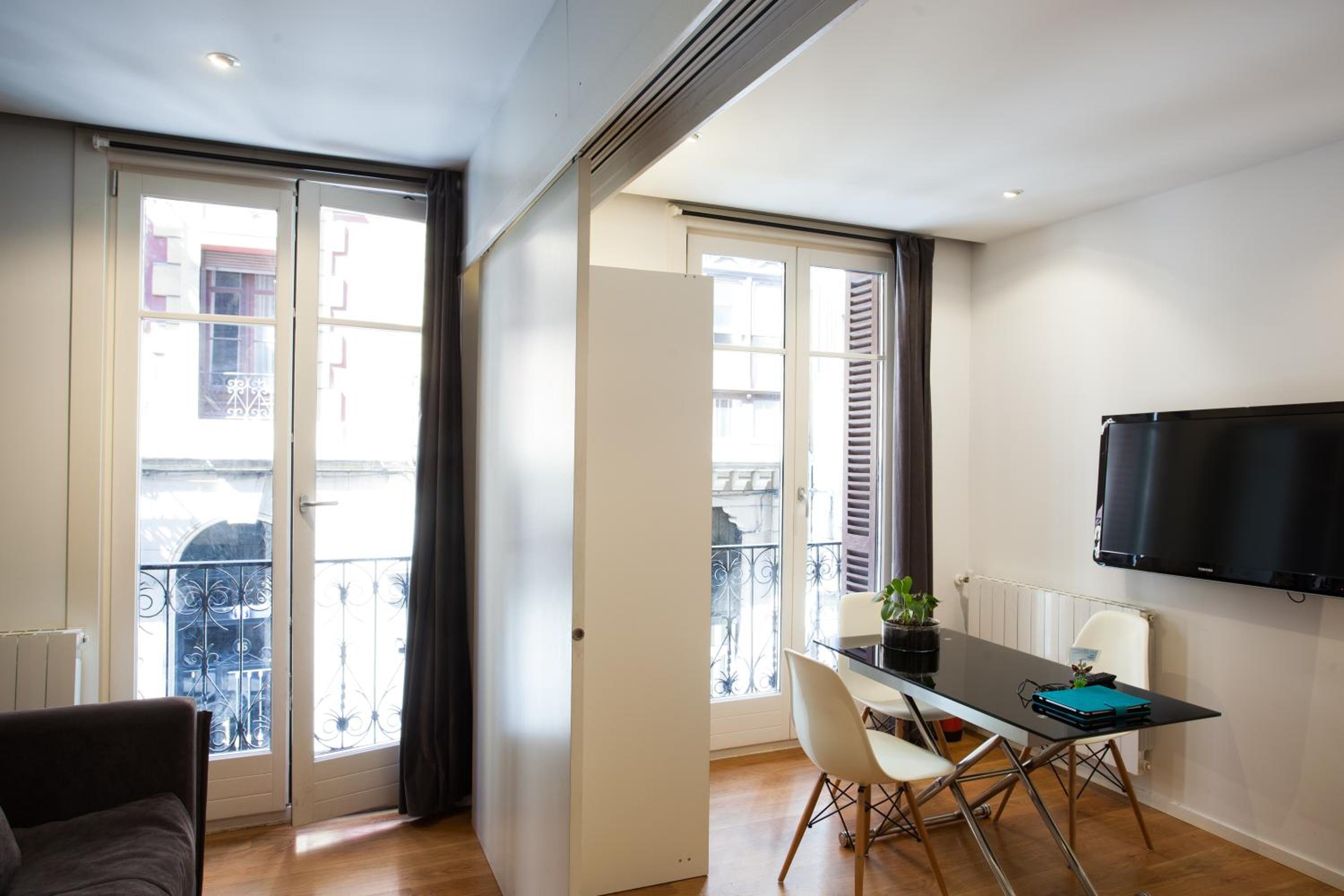 Studio with Balcony - Photo 11