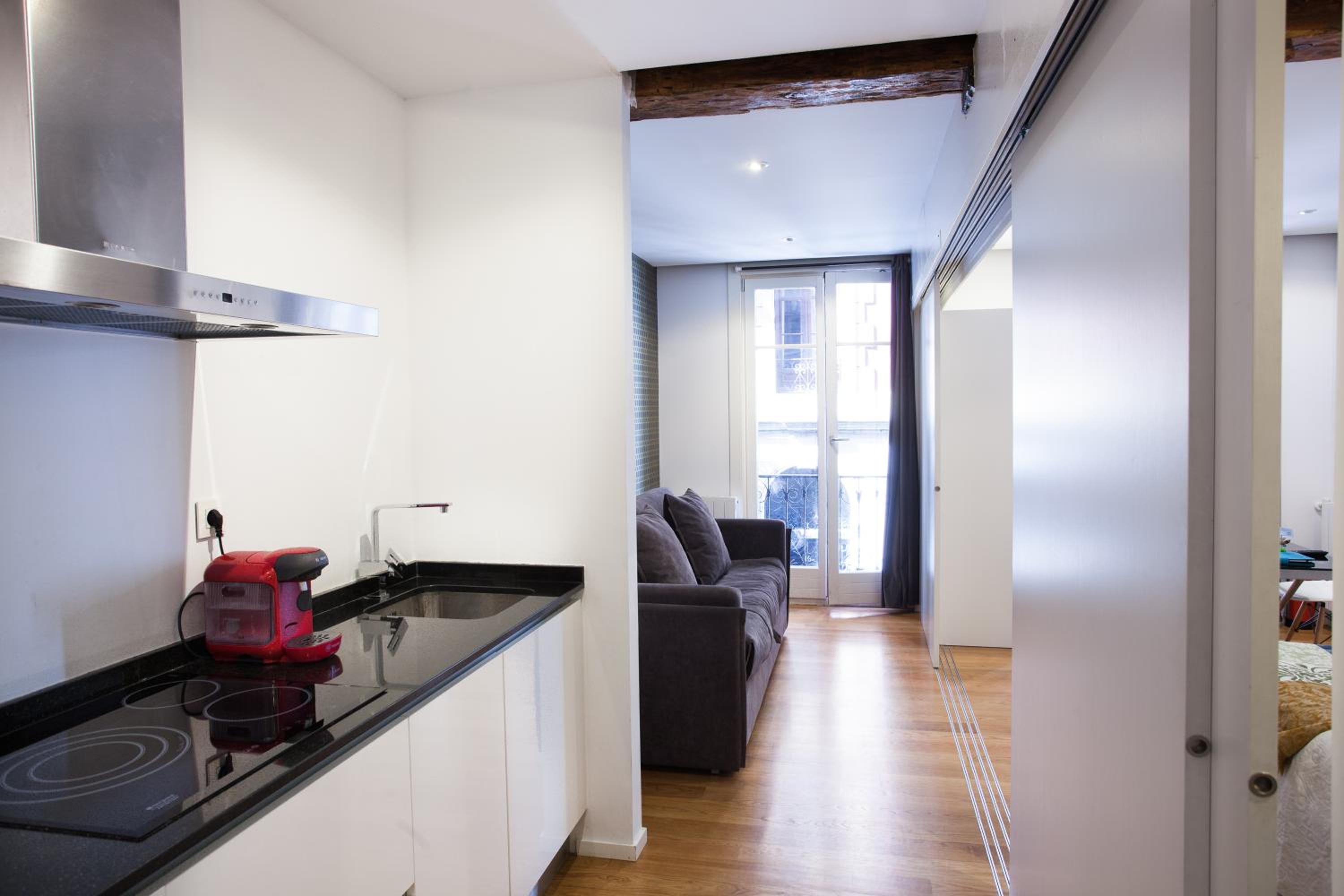 Studio with Balcony - Photo 8