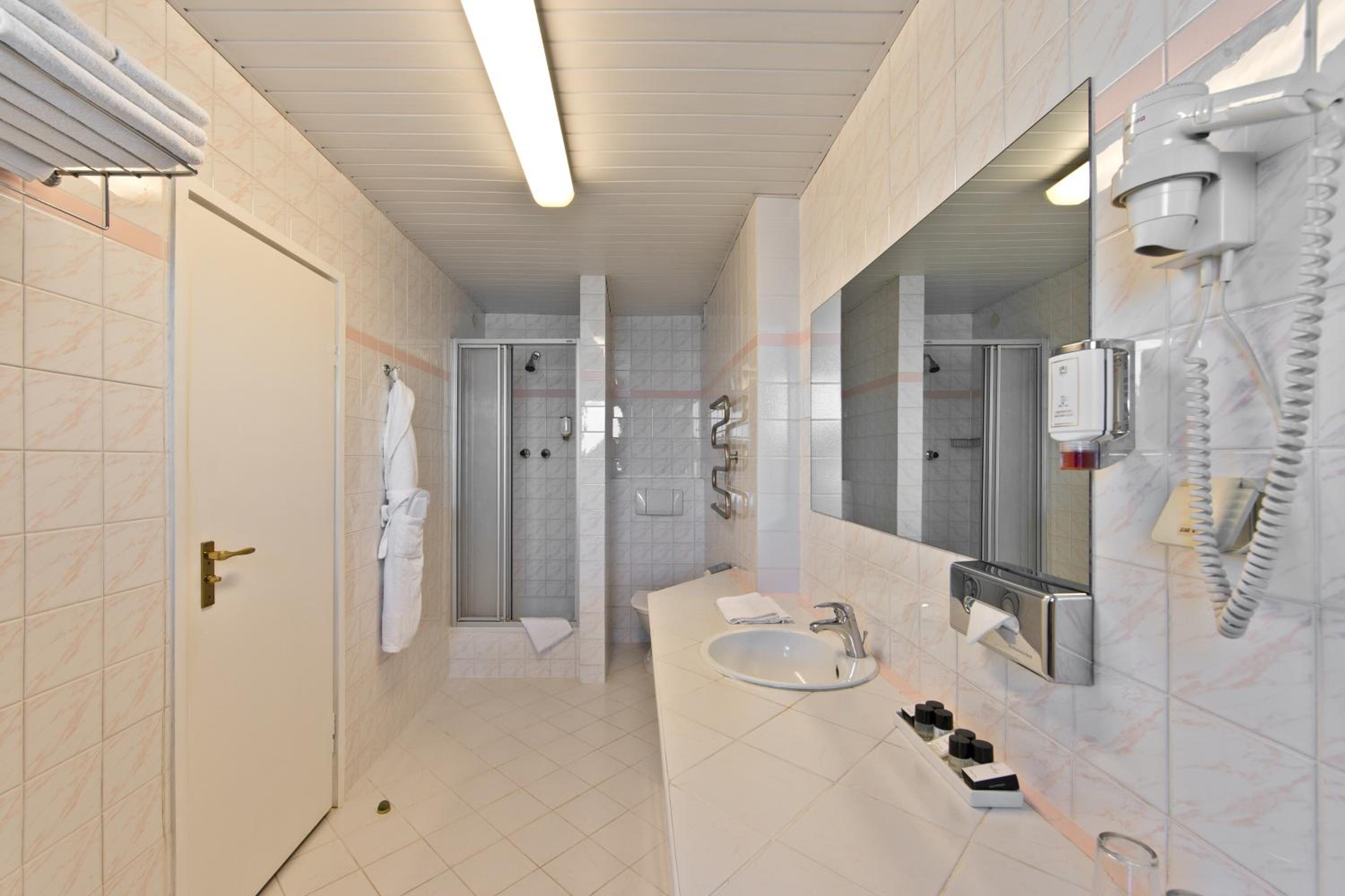Twin Room - Non-Smoking - Photo 2
