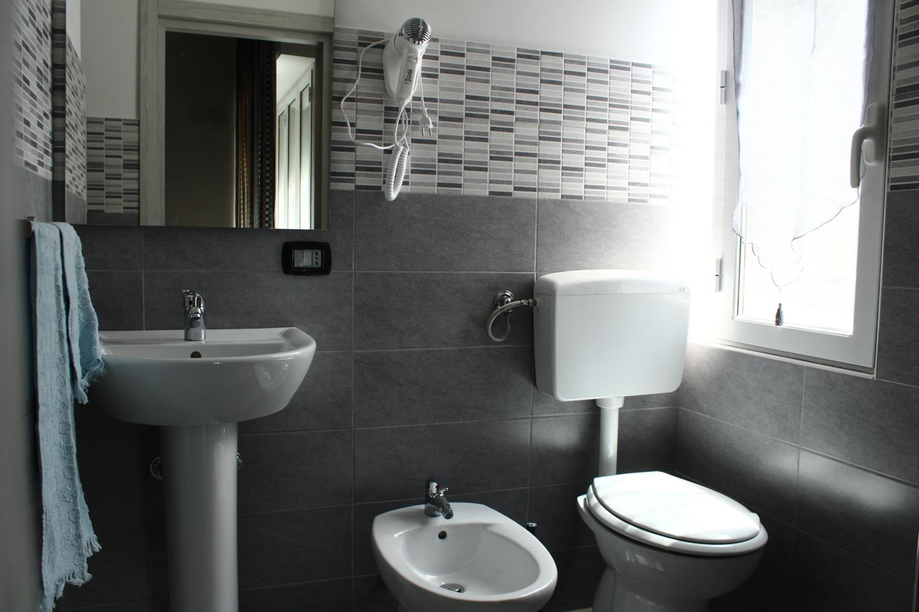 Double Room - Photo 12